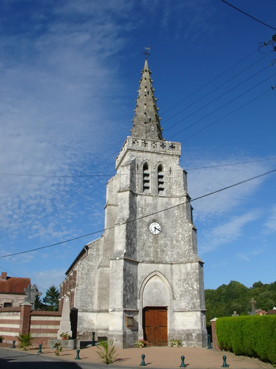 Photo showing: L'église d'Affringues et le monument aux morts