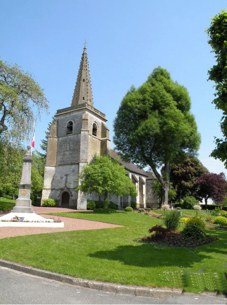 Photo showing: église Boubers-sur-Canche et le monument aux morts