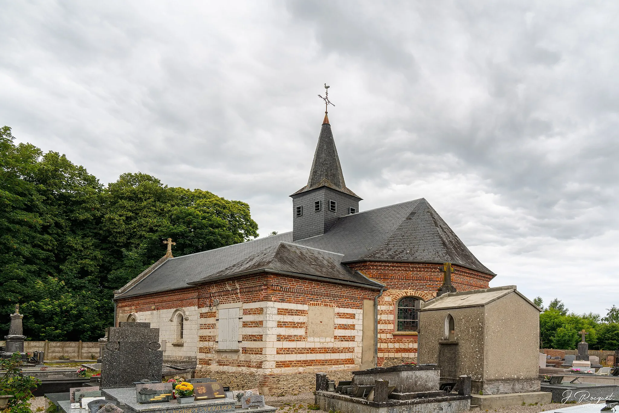 Photo showing: L'église est bâtie avec une alternance de brique et de craie. La nef est du XV° siècle et le choeur début XVIII° siècle.