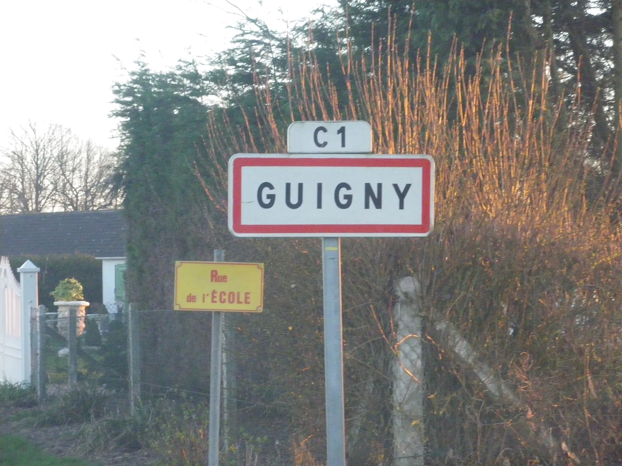 Photo showing: Panneau d'entrée de la commune de Guigny.