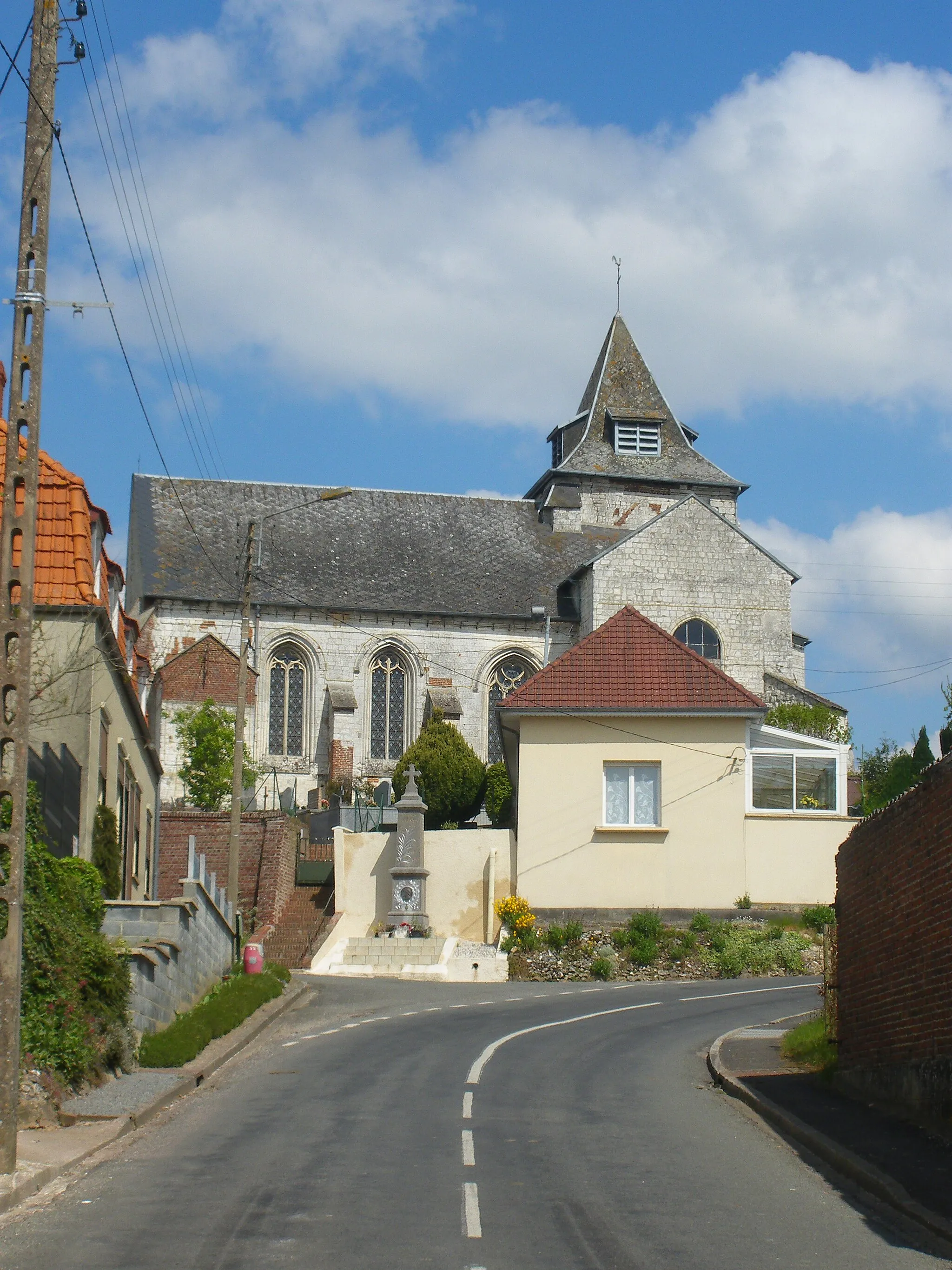 Photo showing: Vue de l'église Saint-Modeste et du monument aux morts de Ligny-sur-Canche.