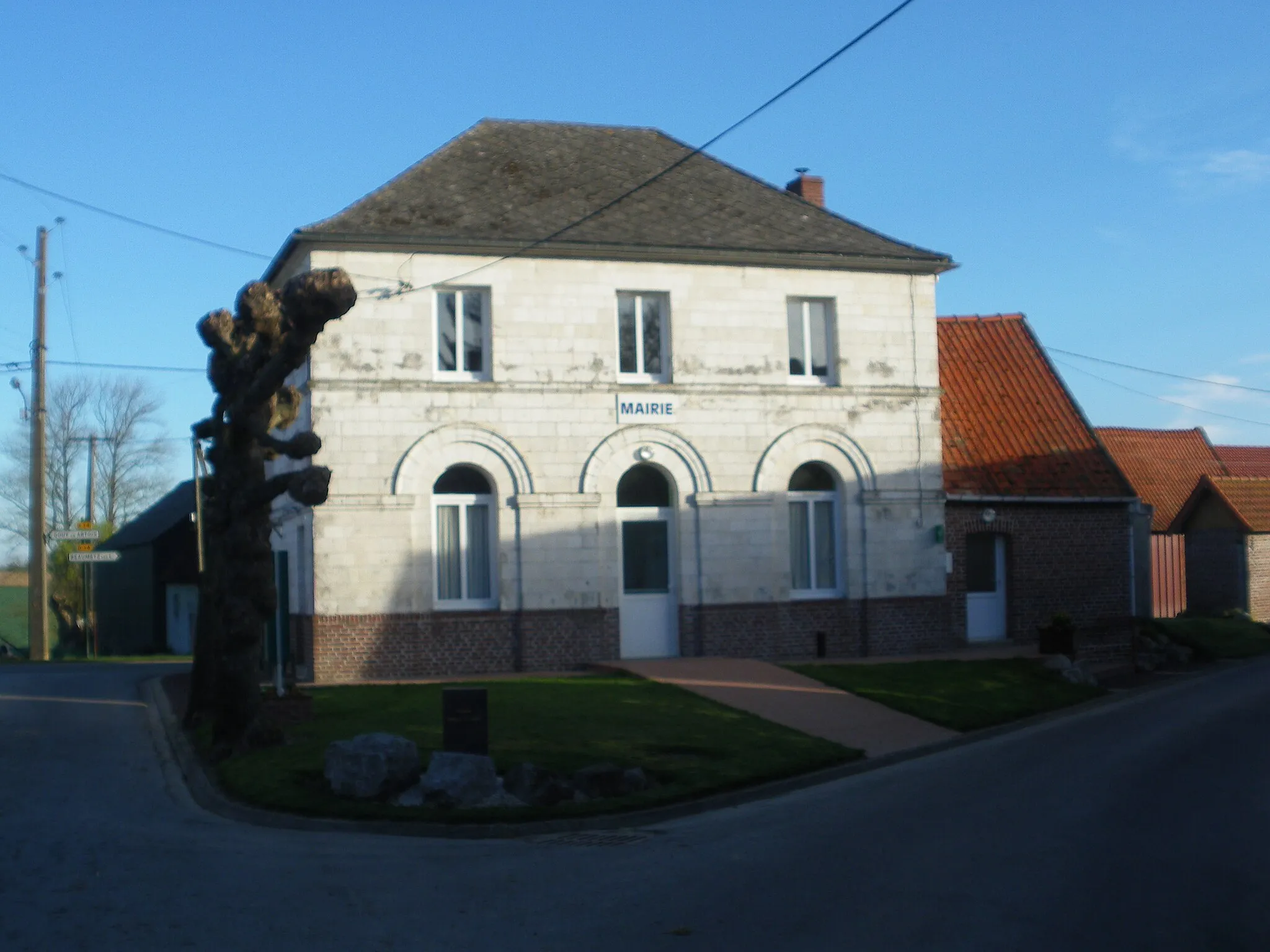 Photo showing: Vue de la mairie de Monchiet.