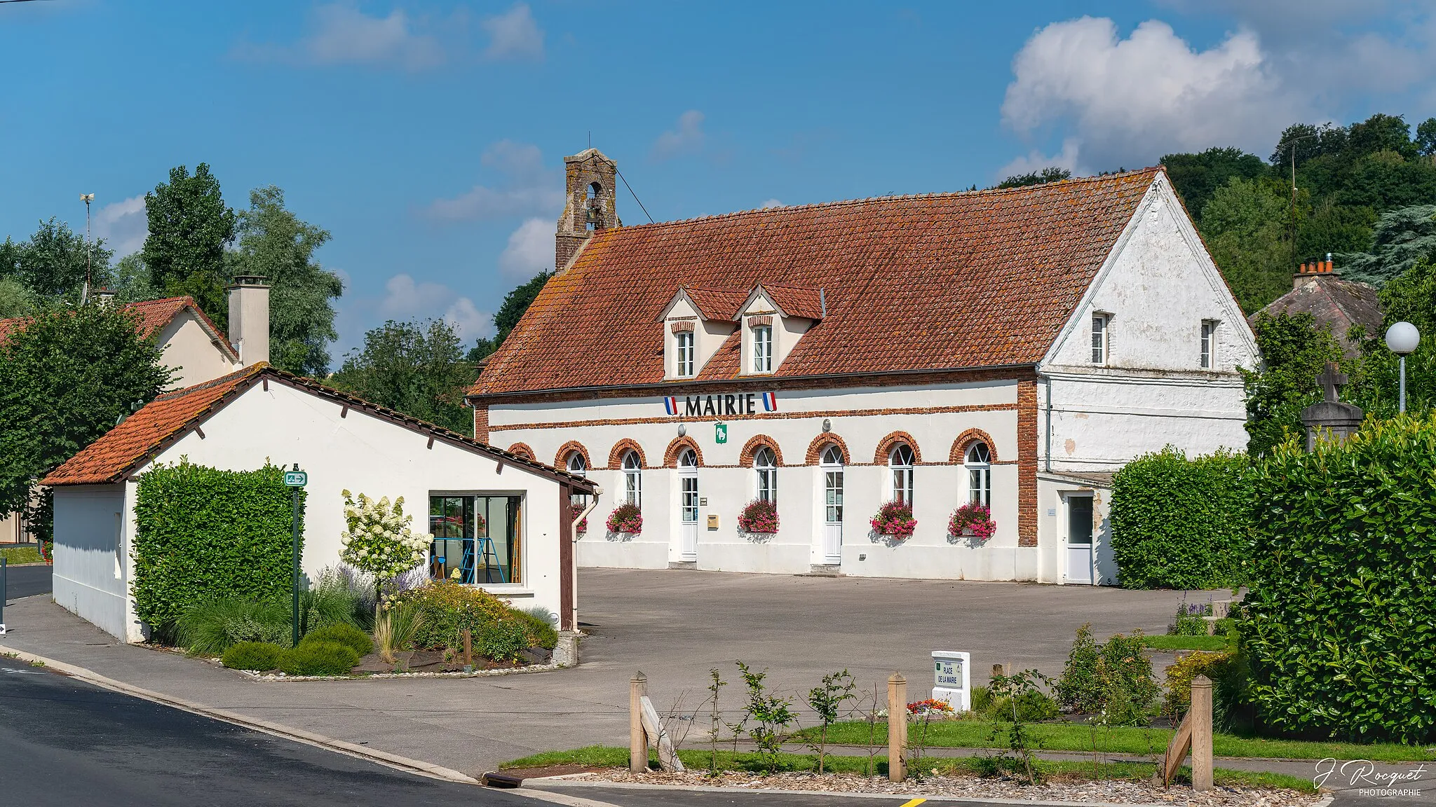 Photo showing: La mairie est curieusement dotée d'un clocher-mur