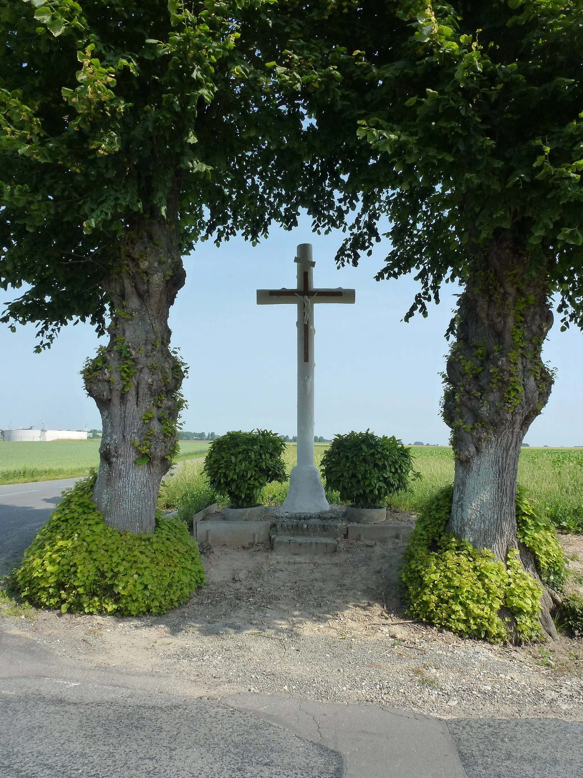 Photo showing: Rebecques (Pas-de-Calais, Fr) croix de chemin entre 2 arbres