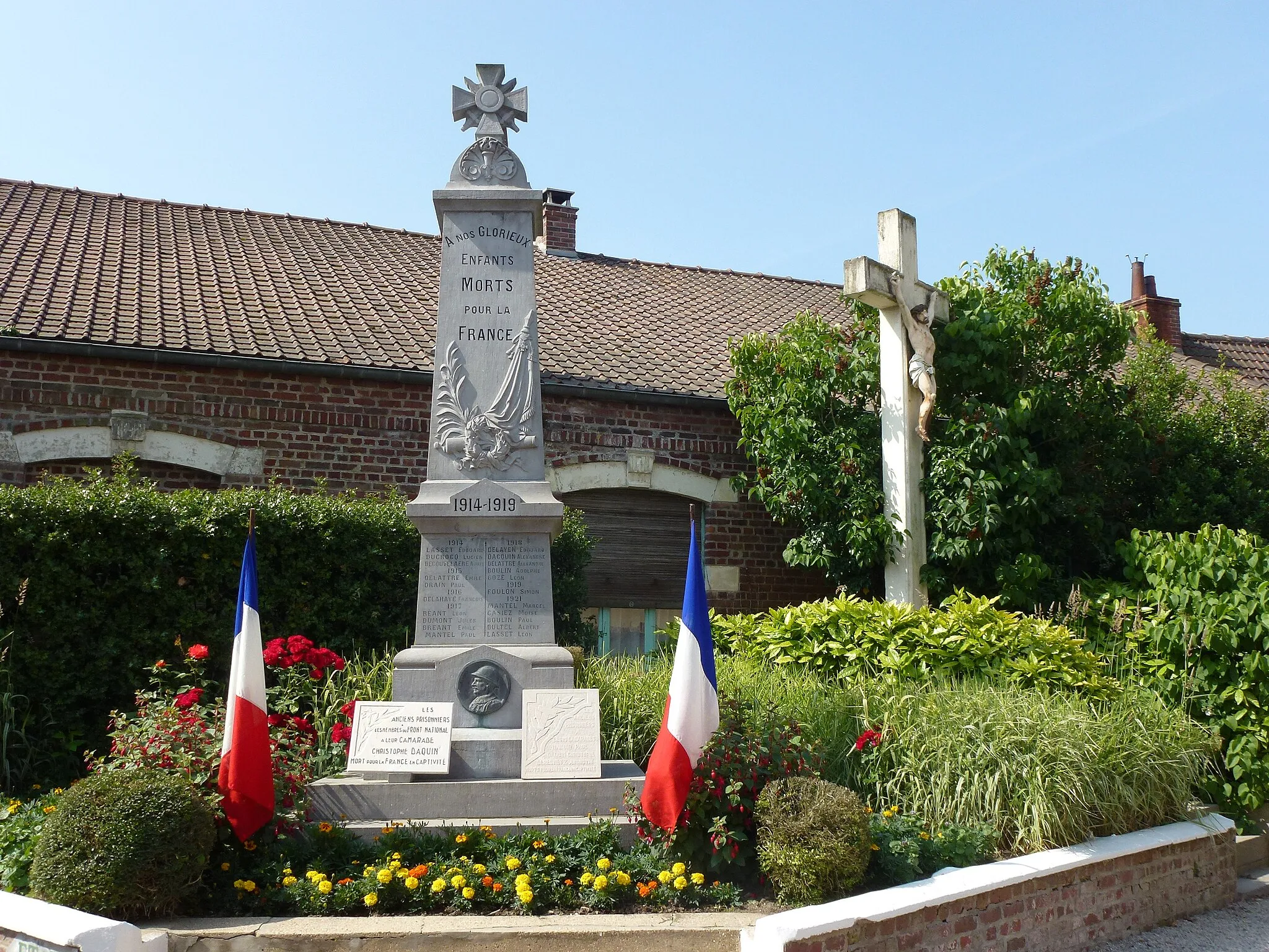Photo showing: Rebecques (Pas-de-Calais, Fr) monument aux morts et croix de chemin