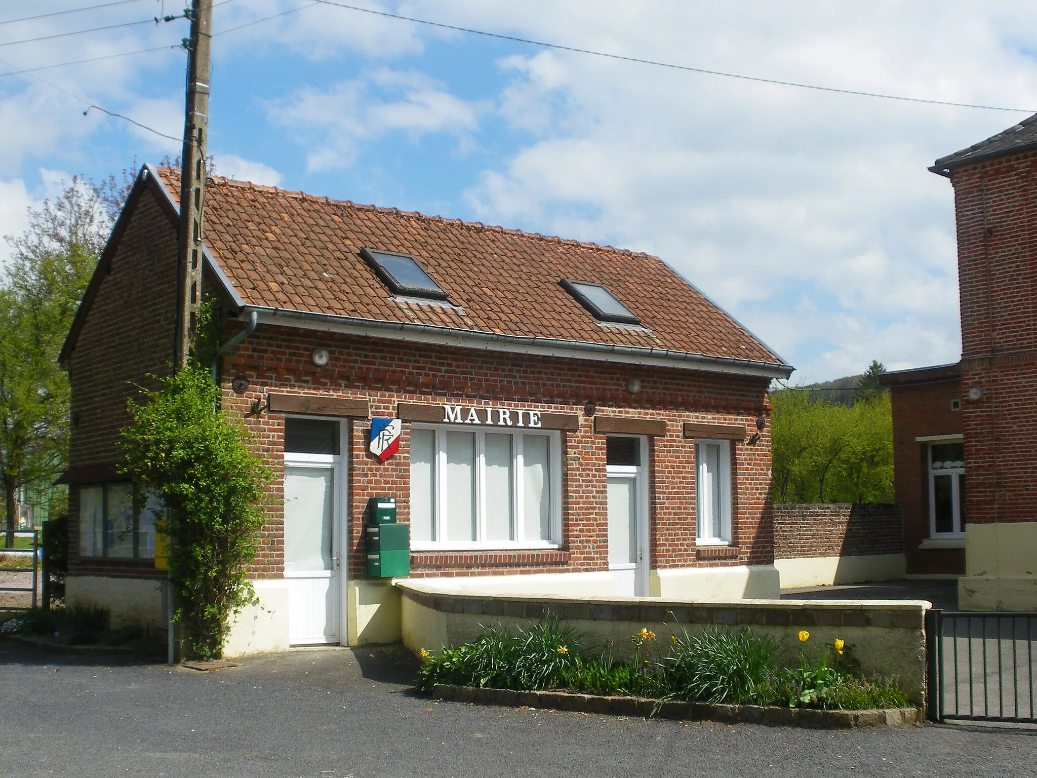 Photo showing: Vue de la mairie de Rebreuve-sur-Canche.
