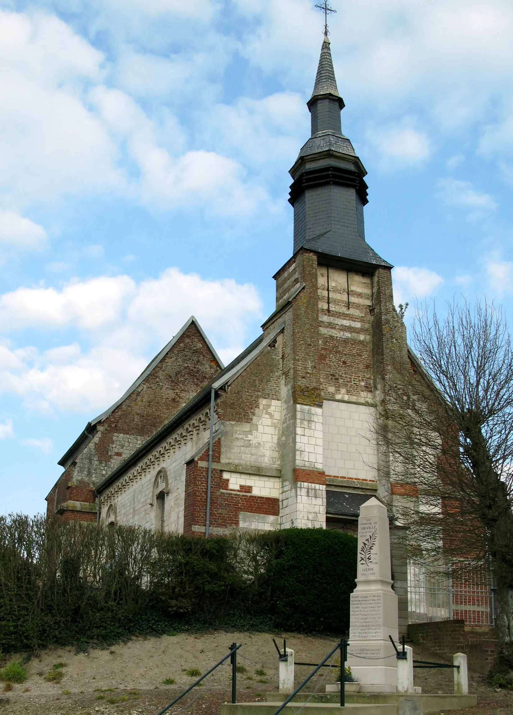 Photo showing: Sibiville (Pas-de-Calais, France) -
L'église et le monument-aux-morts.
.