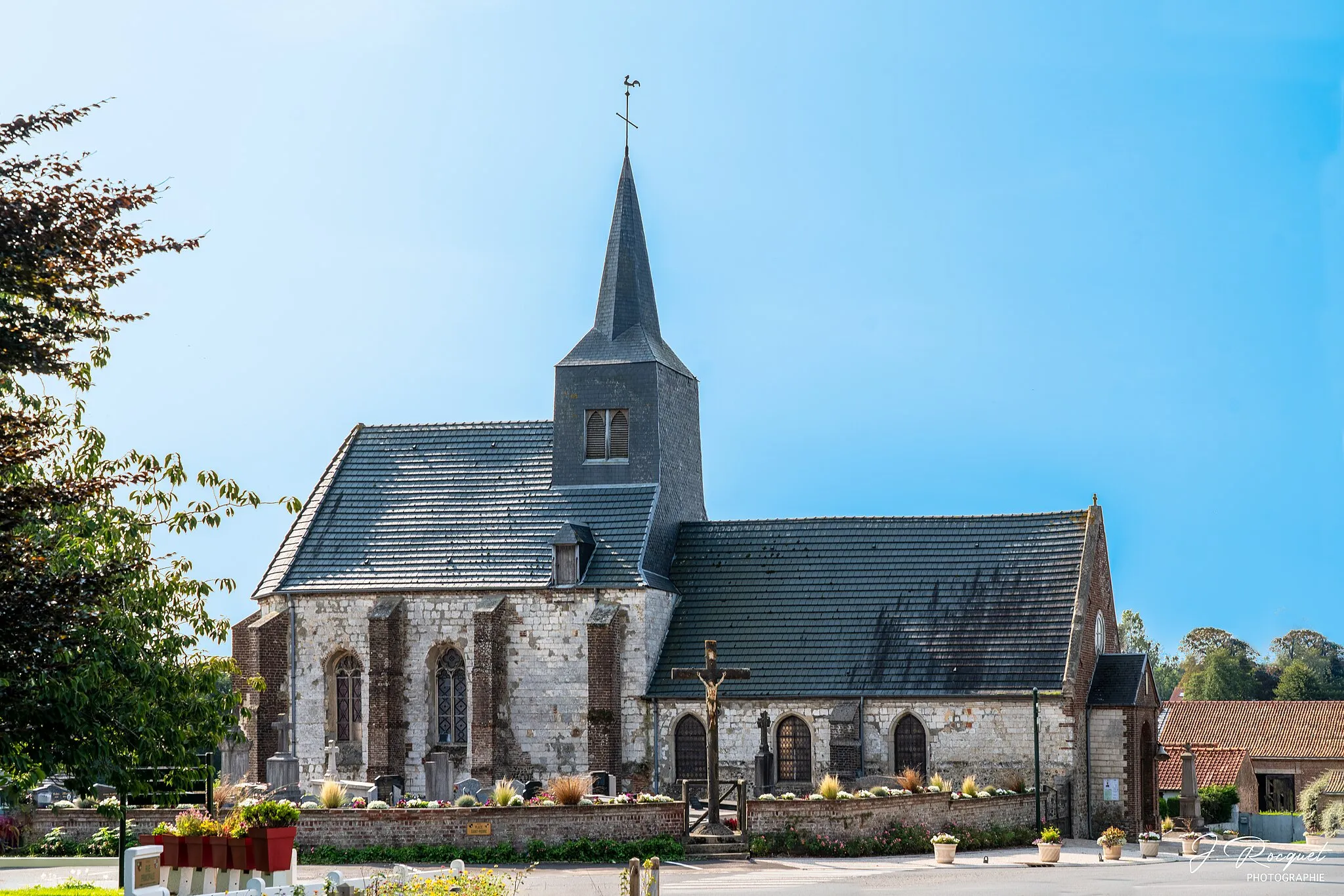 Photo showing: L'église est datée du XV° siècle