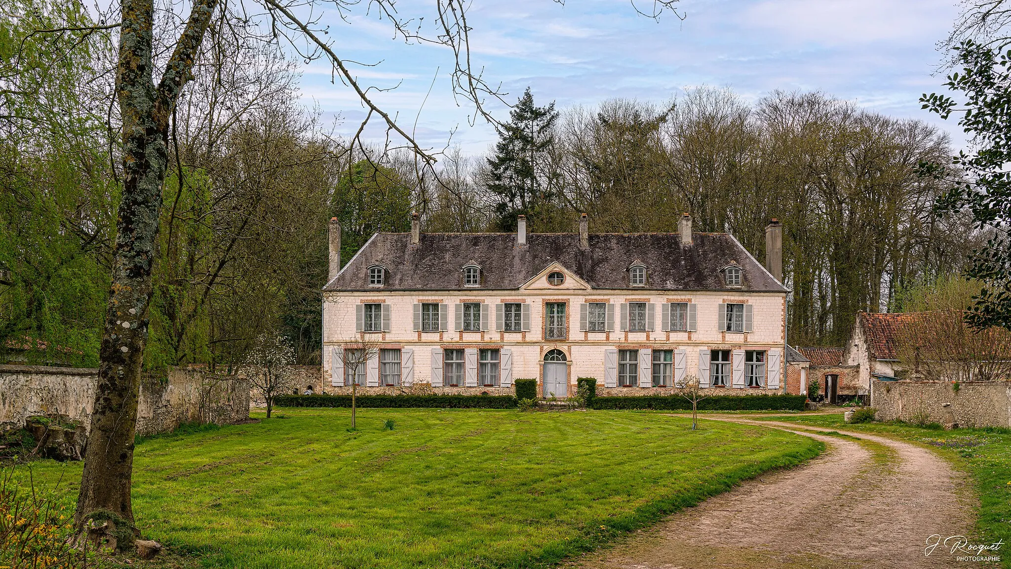 Photo showing: Le bâtiment est un ancien château situé sur la route de Bois-Jean à Écuires.