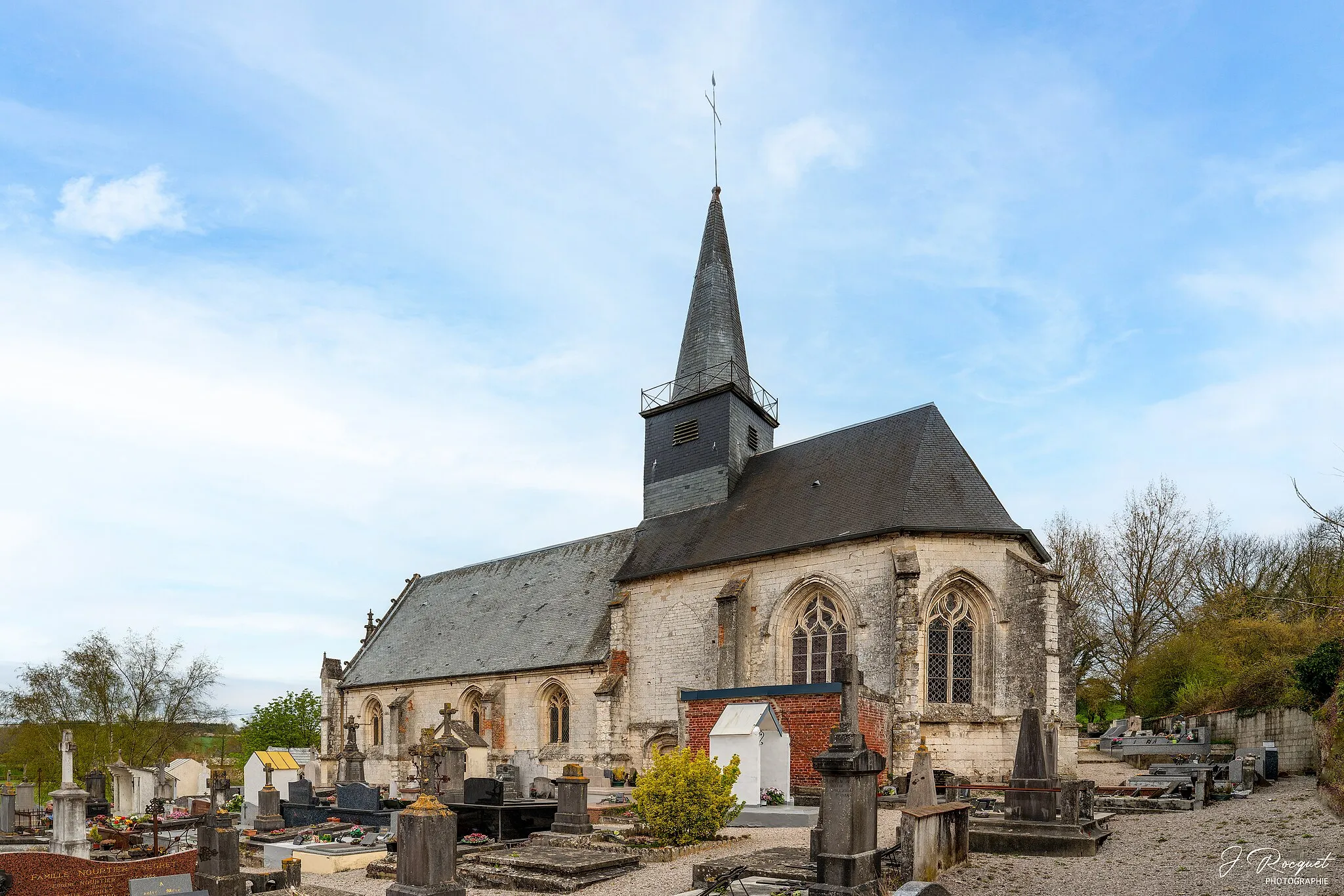 Photo showing: L'église Saint-Vaast d'Ecuires, de style gothique flamboyant, est classée aux Monuments Historiques.