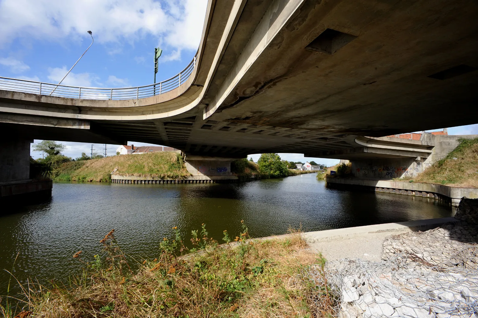 Photo showing: Pont sans pareil in Pont d'Ardres; four roads crossing over four channels; Pas-de-Calais, France.