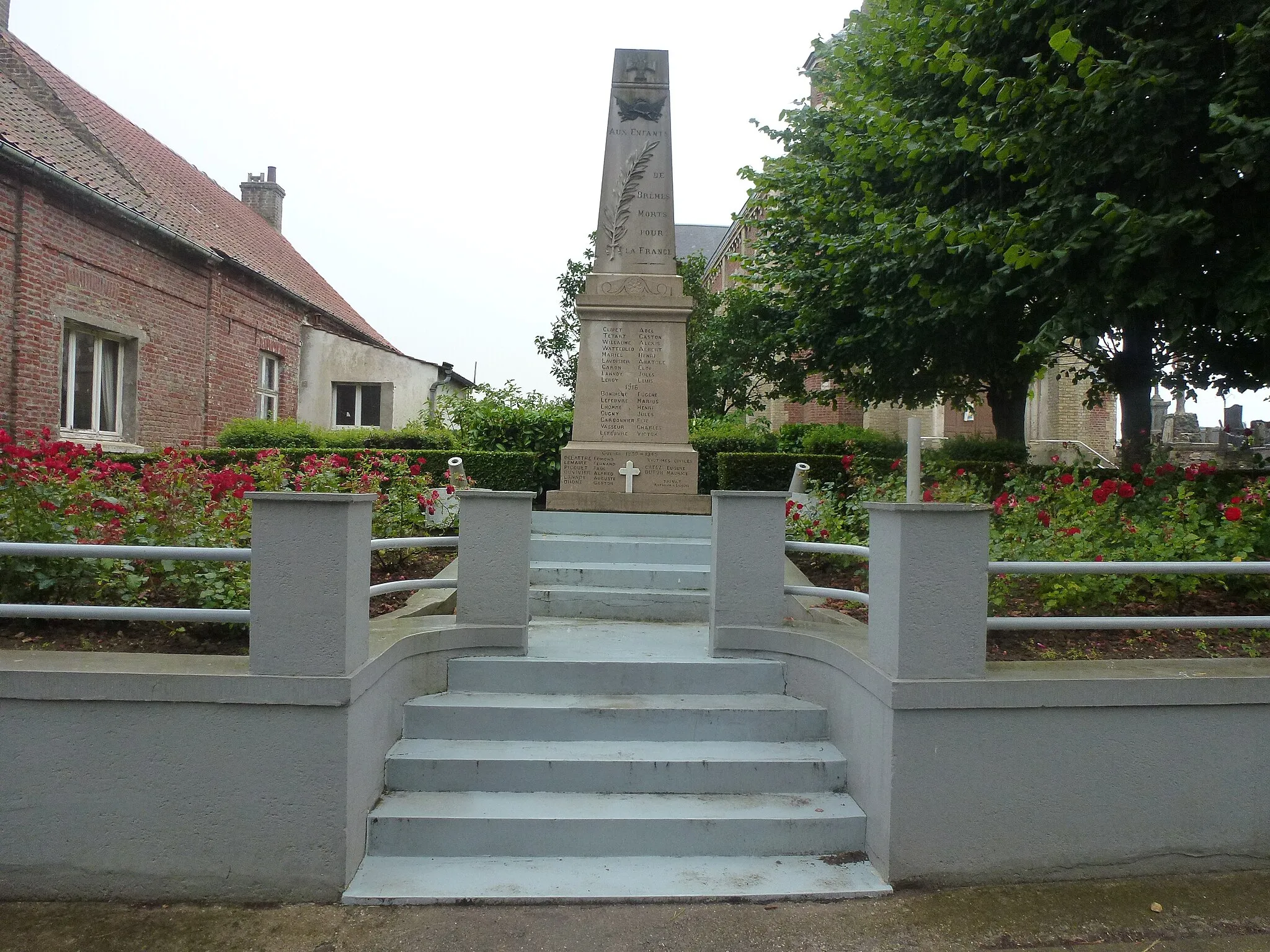 Photo showing: Brêmes (Pas-de-Calais) monument aux morts