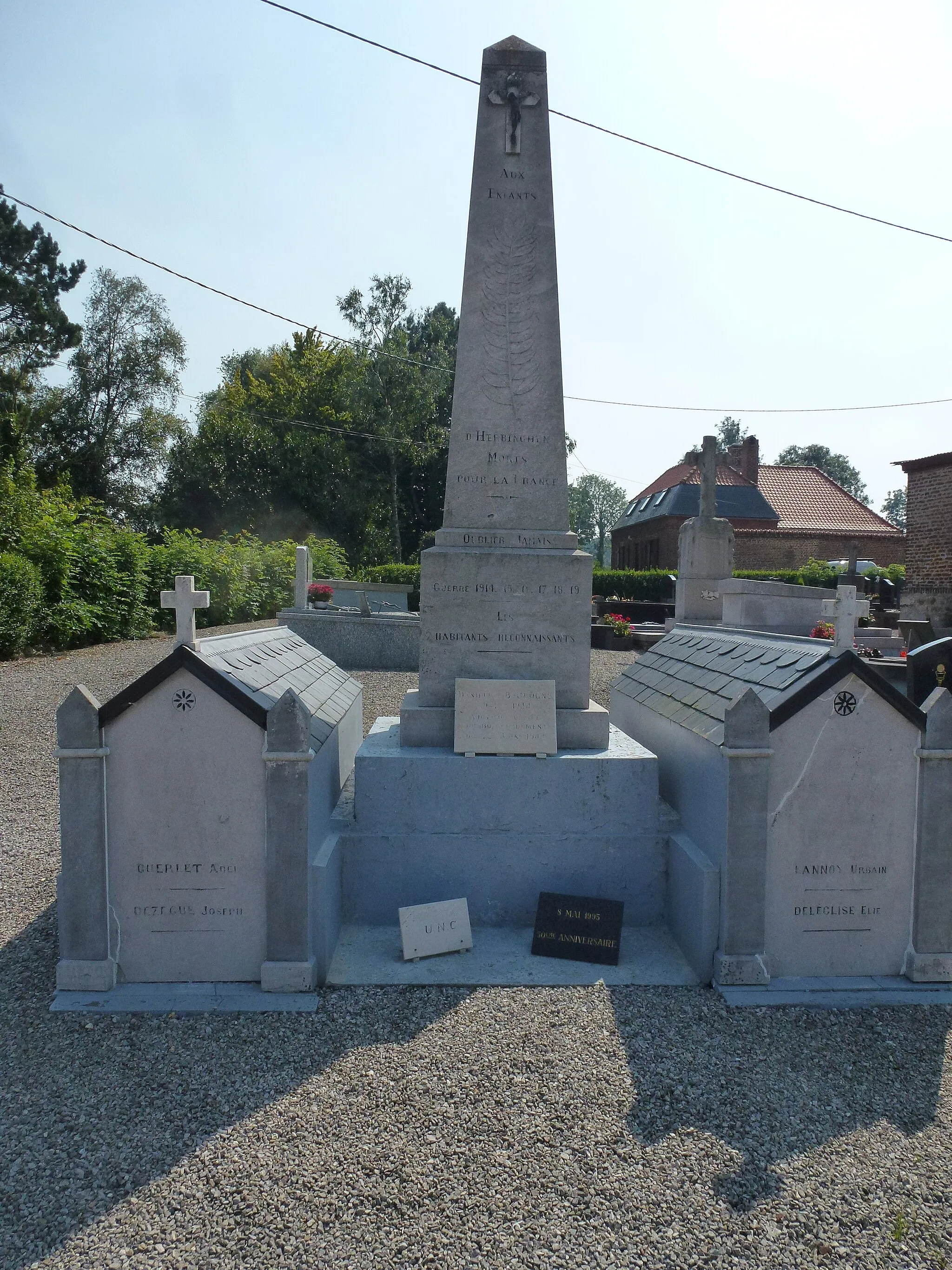 Photo showing: Herbinghen (Pas-de-Calais) monument aux morts avec tombes de guerre