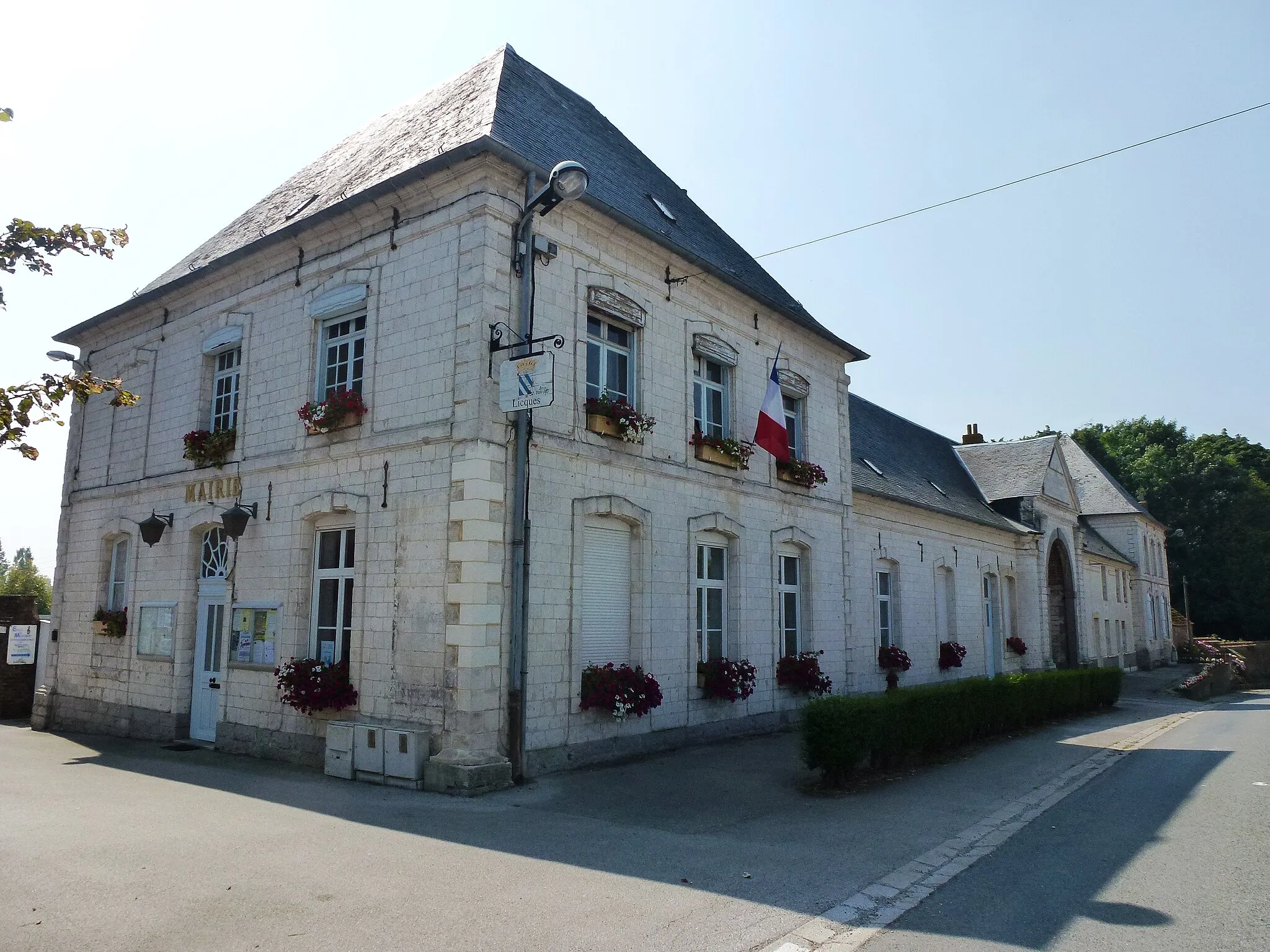 Photo showing: This building is indexed in the base Mérimée, a database of architectural heritage maintained by the French Ministry of Culture, under the reference PA00108330 .