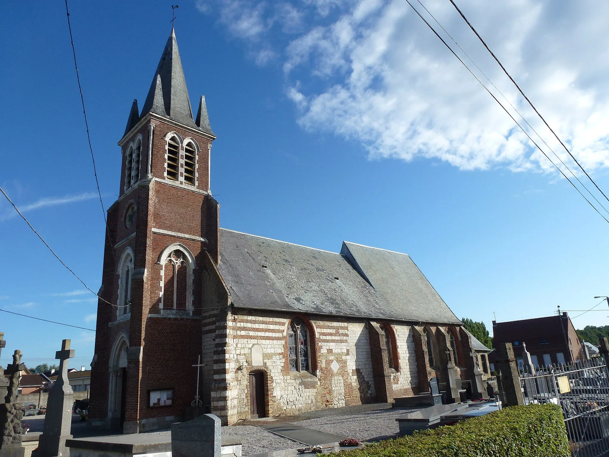 Photo showing: Campagne-lès-Wardrecques (Pas-de-Calais, Fr) église et 7 tombes de la CWGC