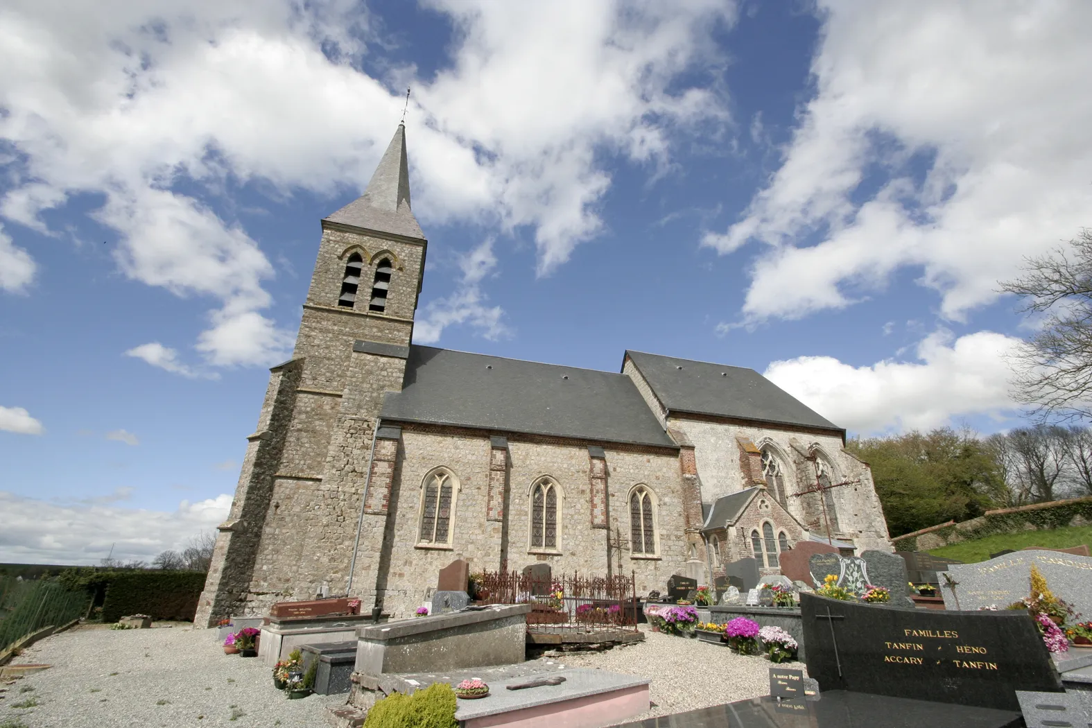Photo showing: Hubersent église