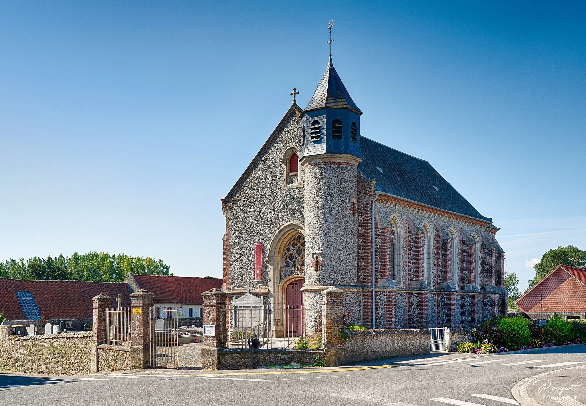 Photo showing: L'église Saint-Jean-Baptiste est située au croisement du chemin de la Motte et de la rue du point du Jour, elle est accessible au public. (Wikipedia 2020)