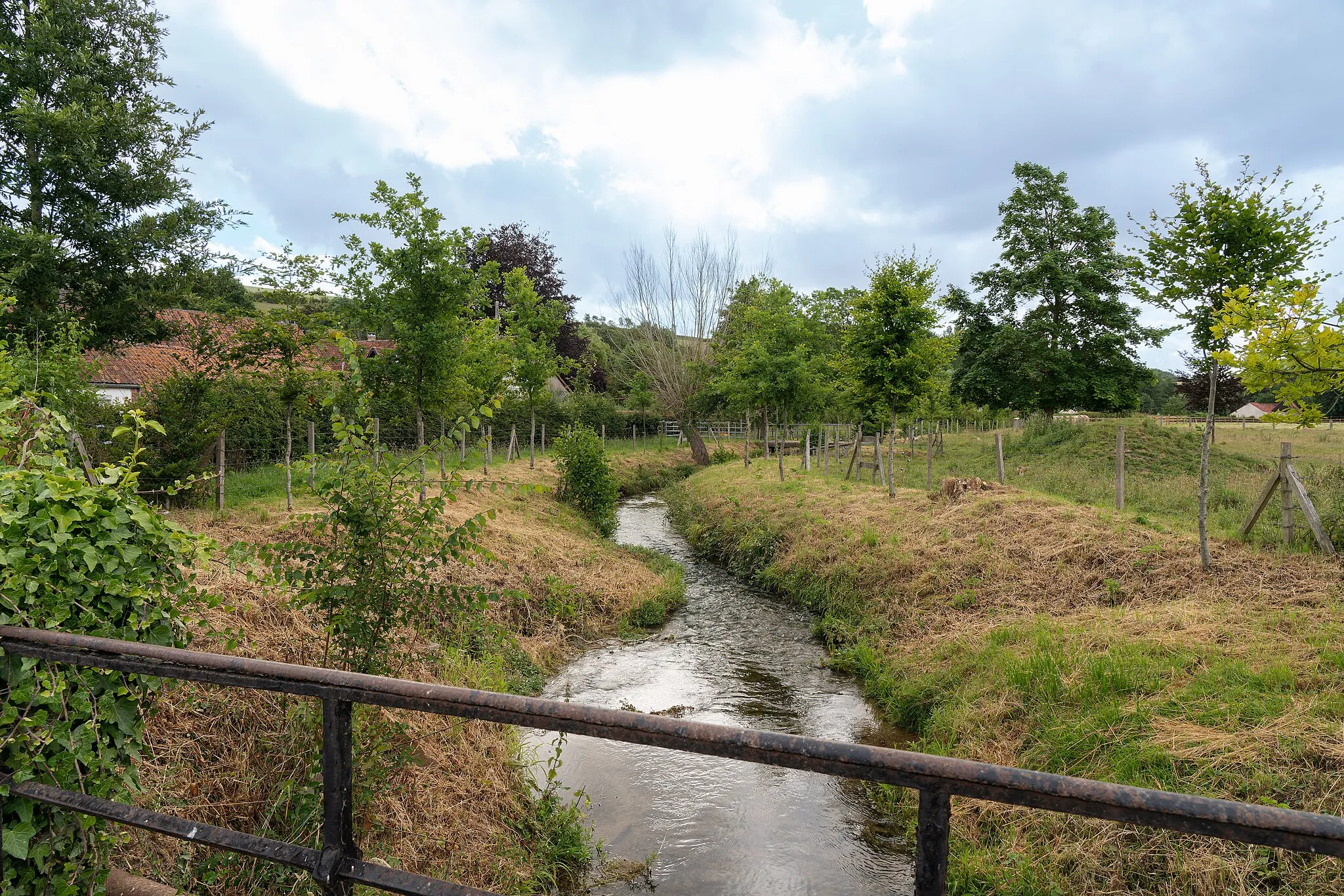 Photo showing: La Dordogne vue d'un petit pont dans la rue du Mont-Éclair à Maresville.