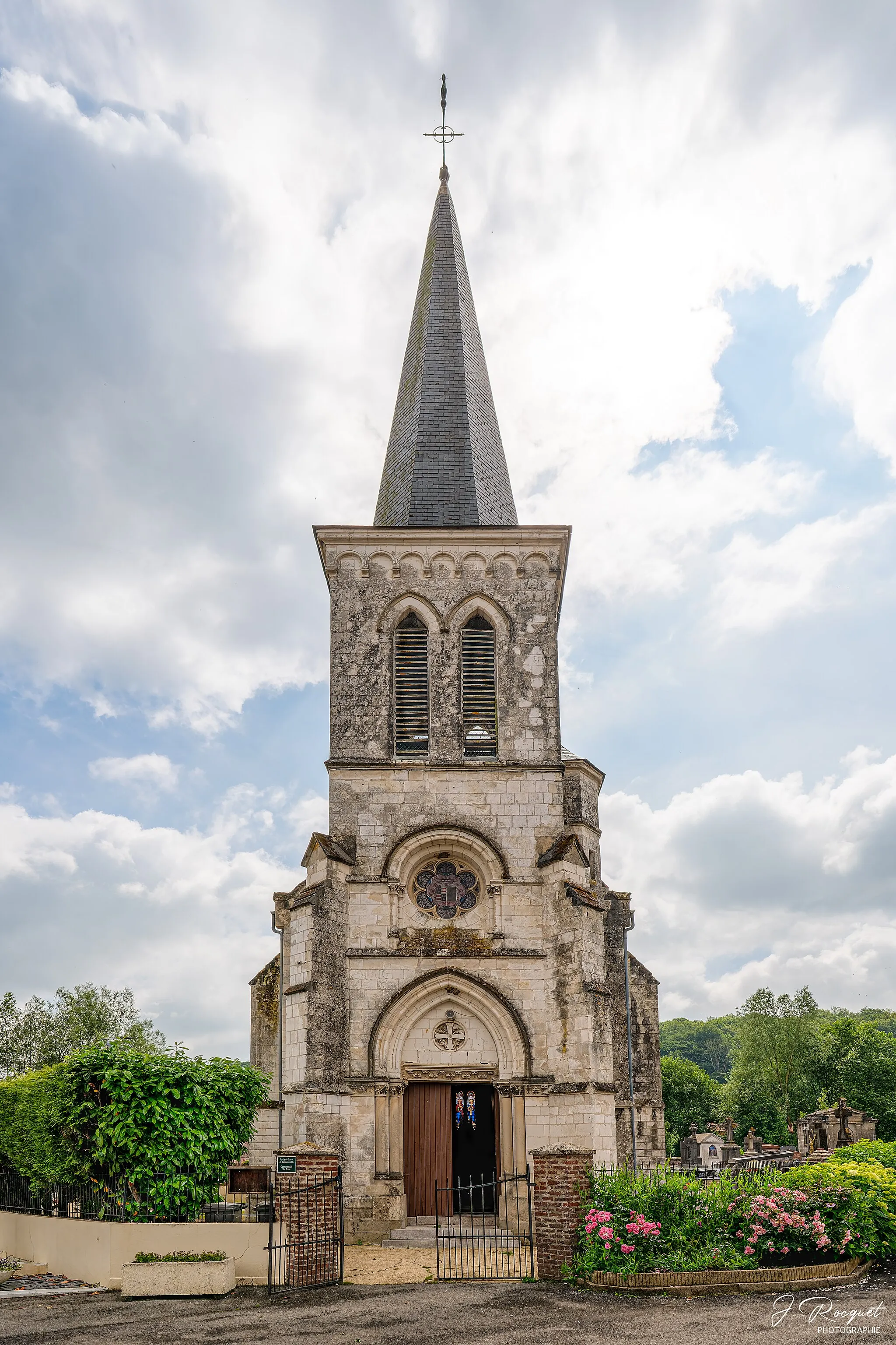 Photo showing: Le clocher et l'entrée de l'église Saint-Omer de Beussent