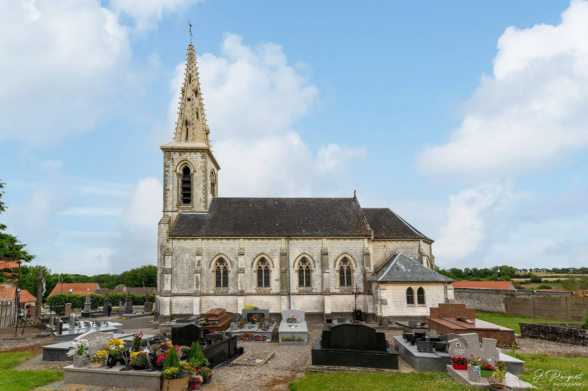 Photo showing: L'église Saint-Vaast a été réalisée par l'architecte Clovis Normand, en 1877, dans un style néogothique.