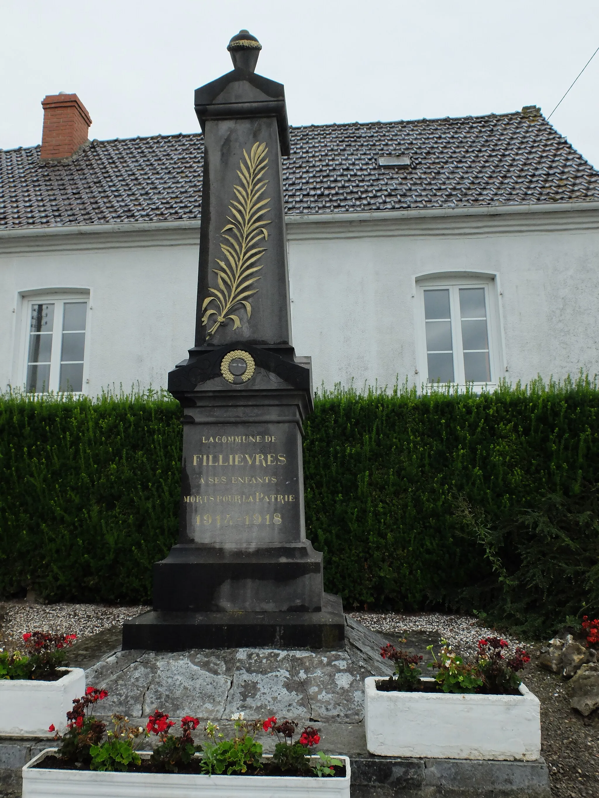 Photo showing: Vue du monument aux morts de Fillièvres.