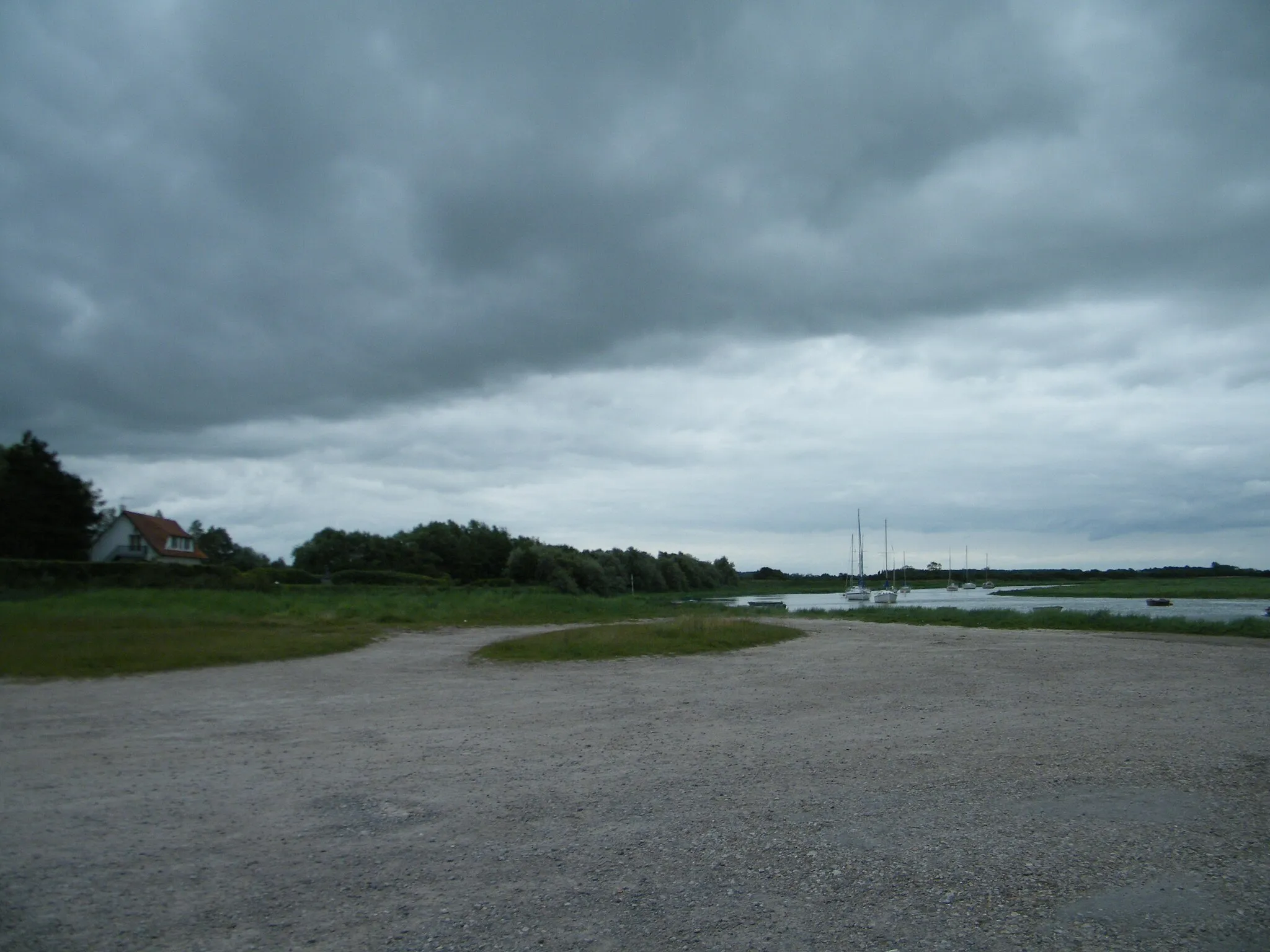 Photo showing: Waben, La Madelon, l'Authie, le parking.