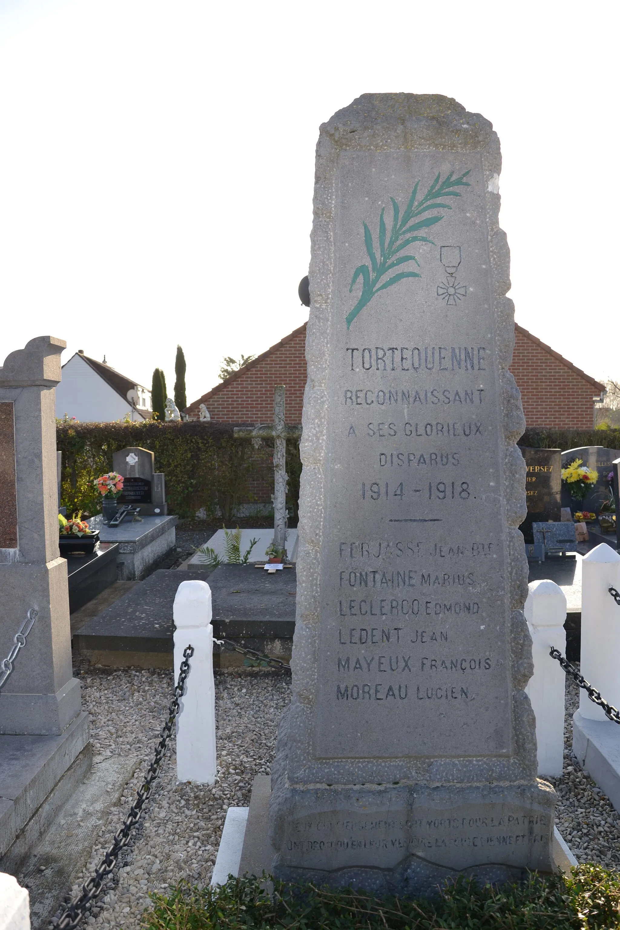 Photo showing: Monument du cimetière érigé en 1922