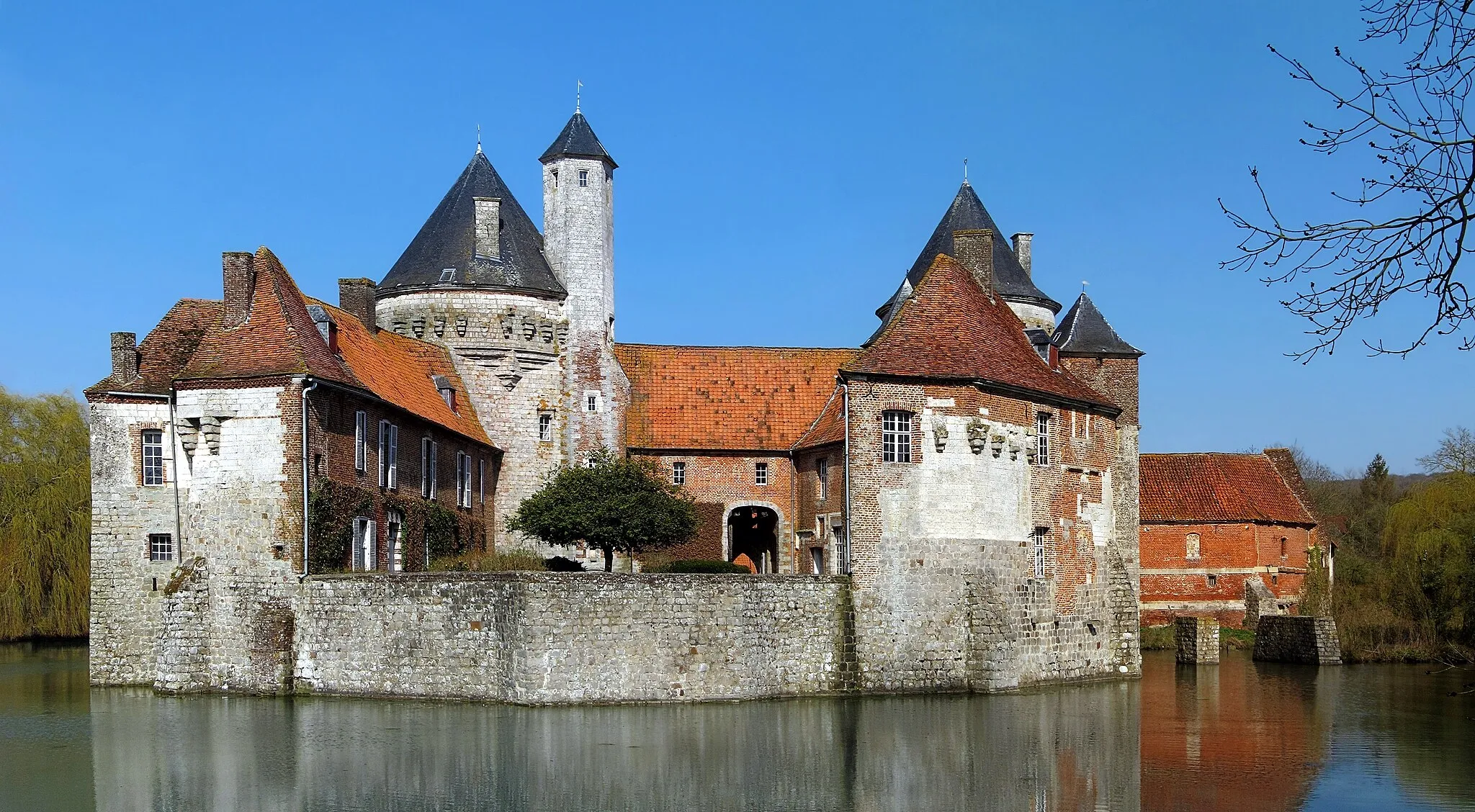 Photo showing: Back view of Olhain Castle, France.
