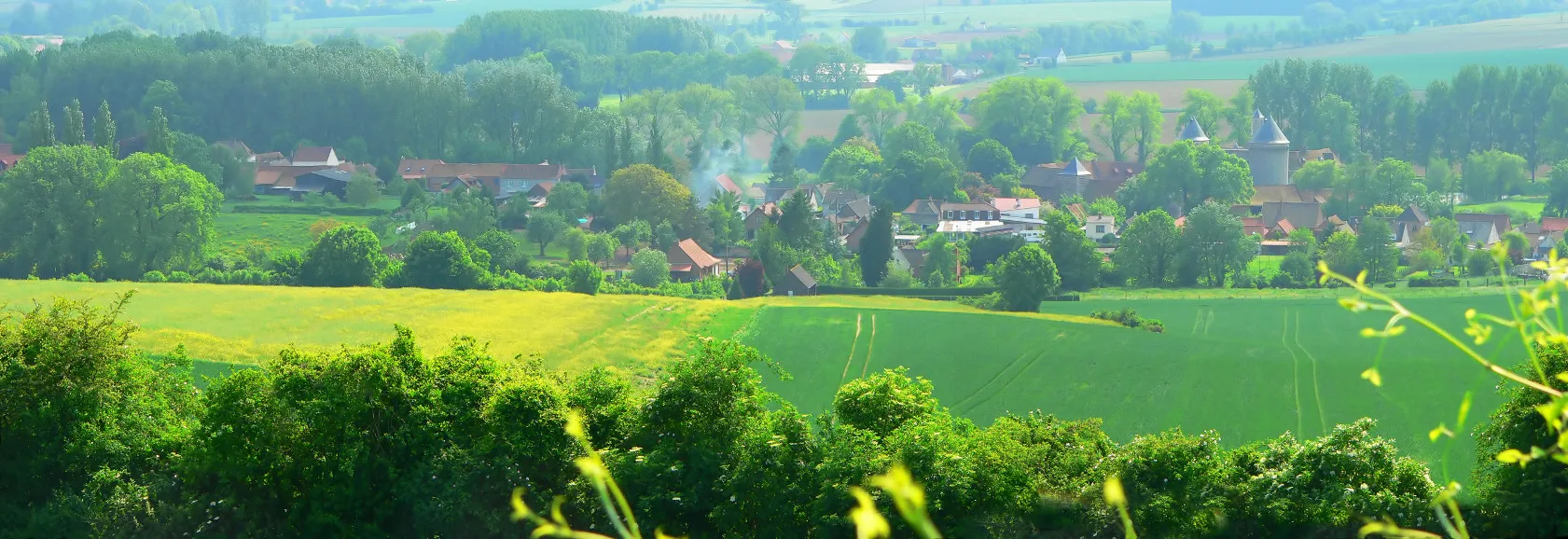 Photo showing: Fresnicourt le Dolmen : village and Olhain medieval castle.