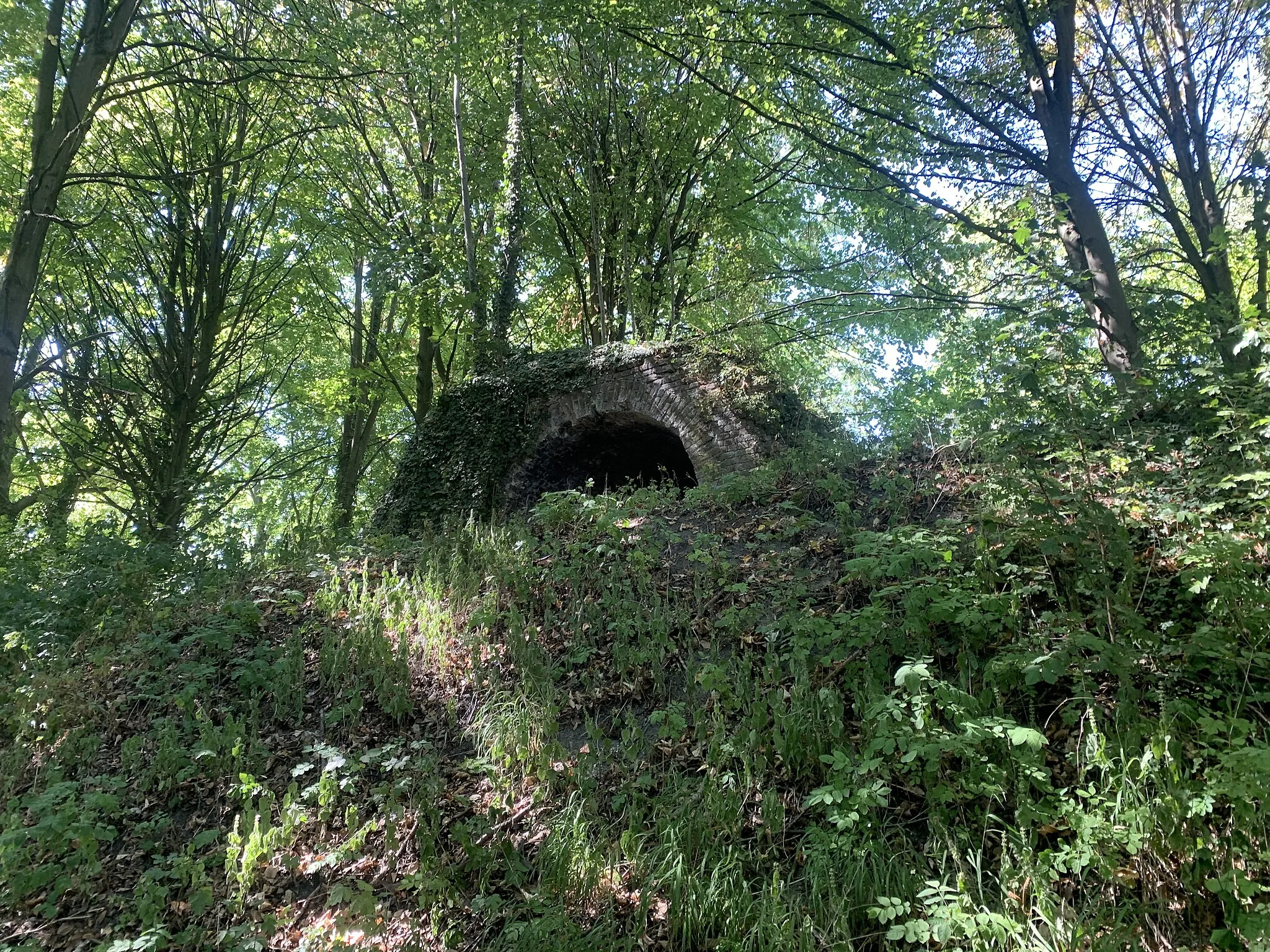 Photo showing: Série de photographies prises sur le bastion de Solre : traverse sur le chemin couvert de la face droite du cavalier.