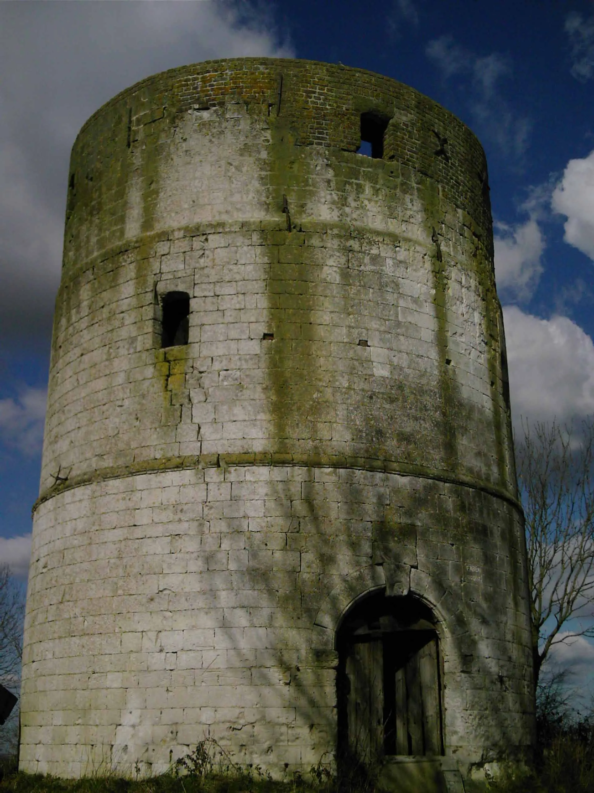 Photo showing: Inglinghem windmill: telescopic stone tower showing green downwards marks