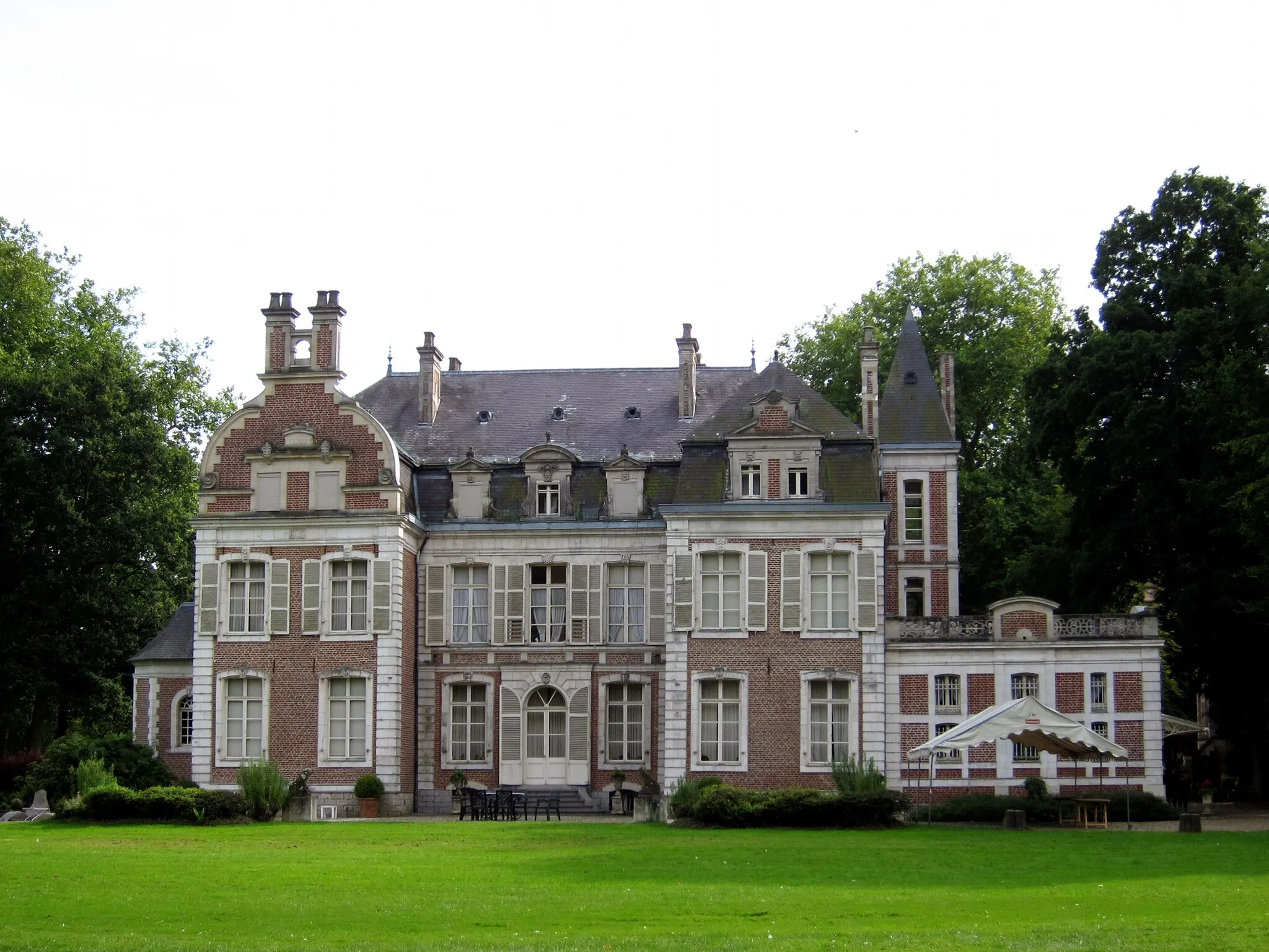 Photo showing: L'arrière du château de Laprée.