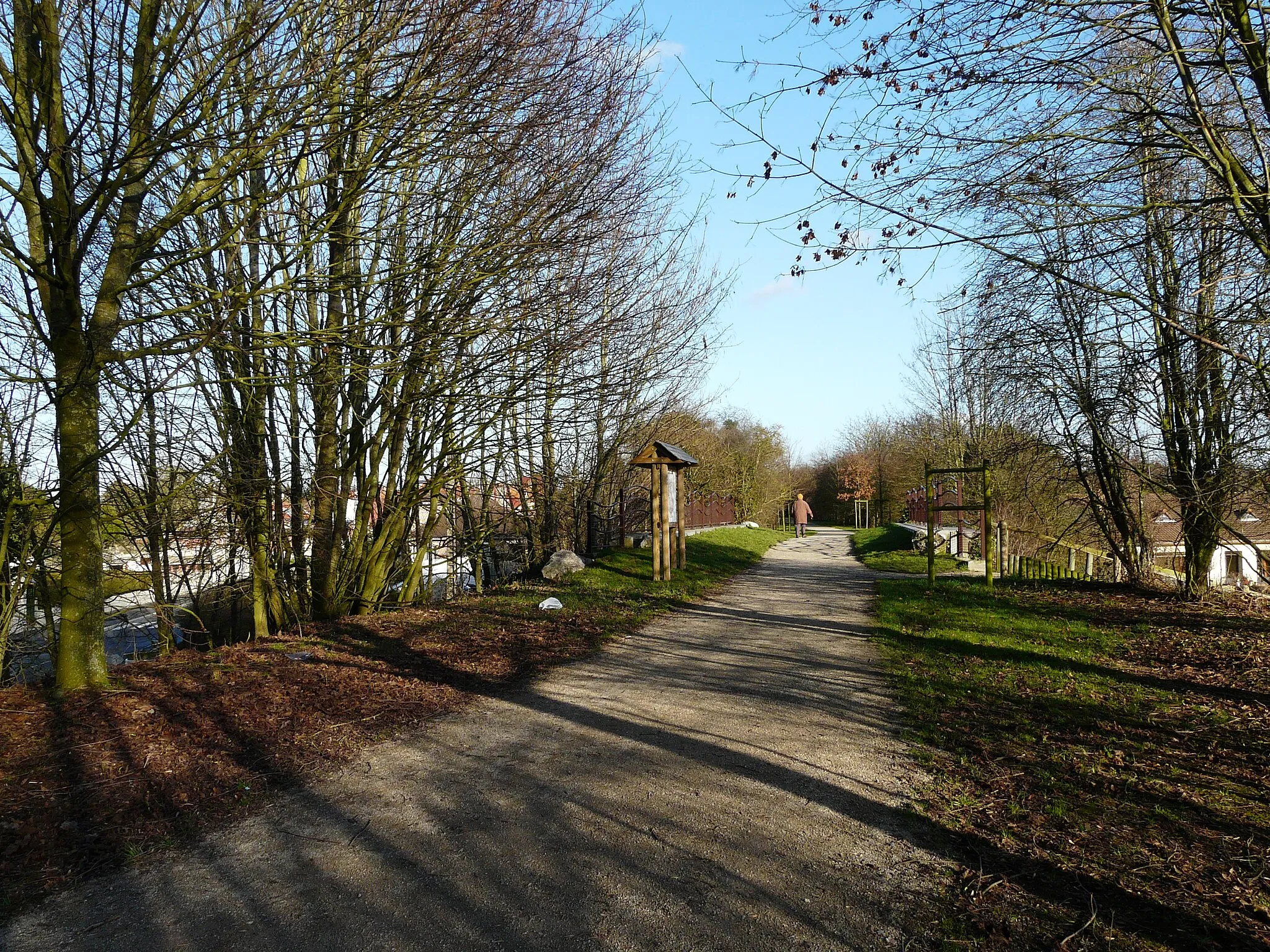 Photo showing: Circuit pédestre aménagé sur le tracé de l'ancienne ligne de chemin de fer vers Cambrai