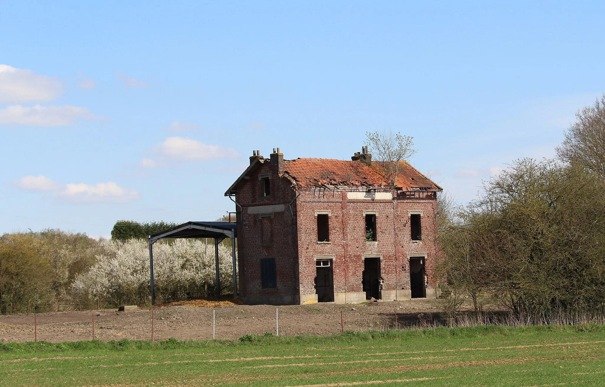 Photo showing: L'ancienne gare de la ligne Vélu-Saint-Quentin.