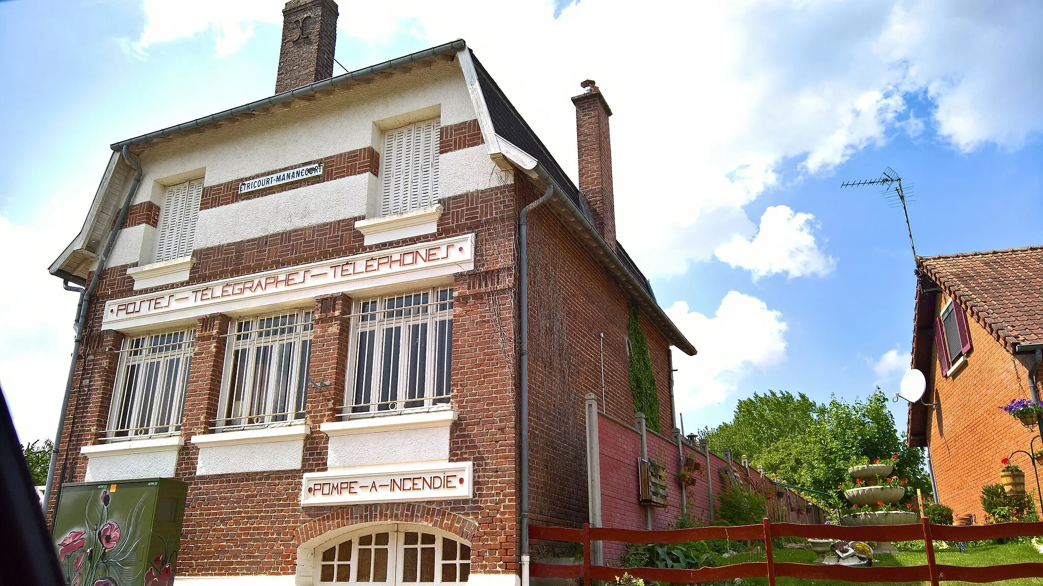 Photo showing: Étricourt-Manancourt  : Bureau de poste
