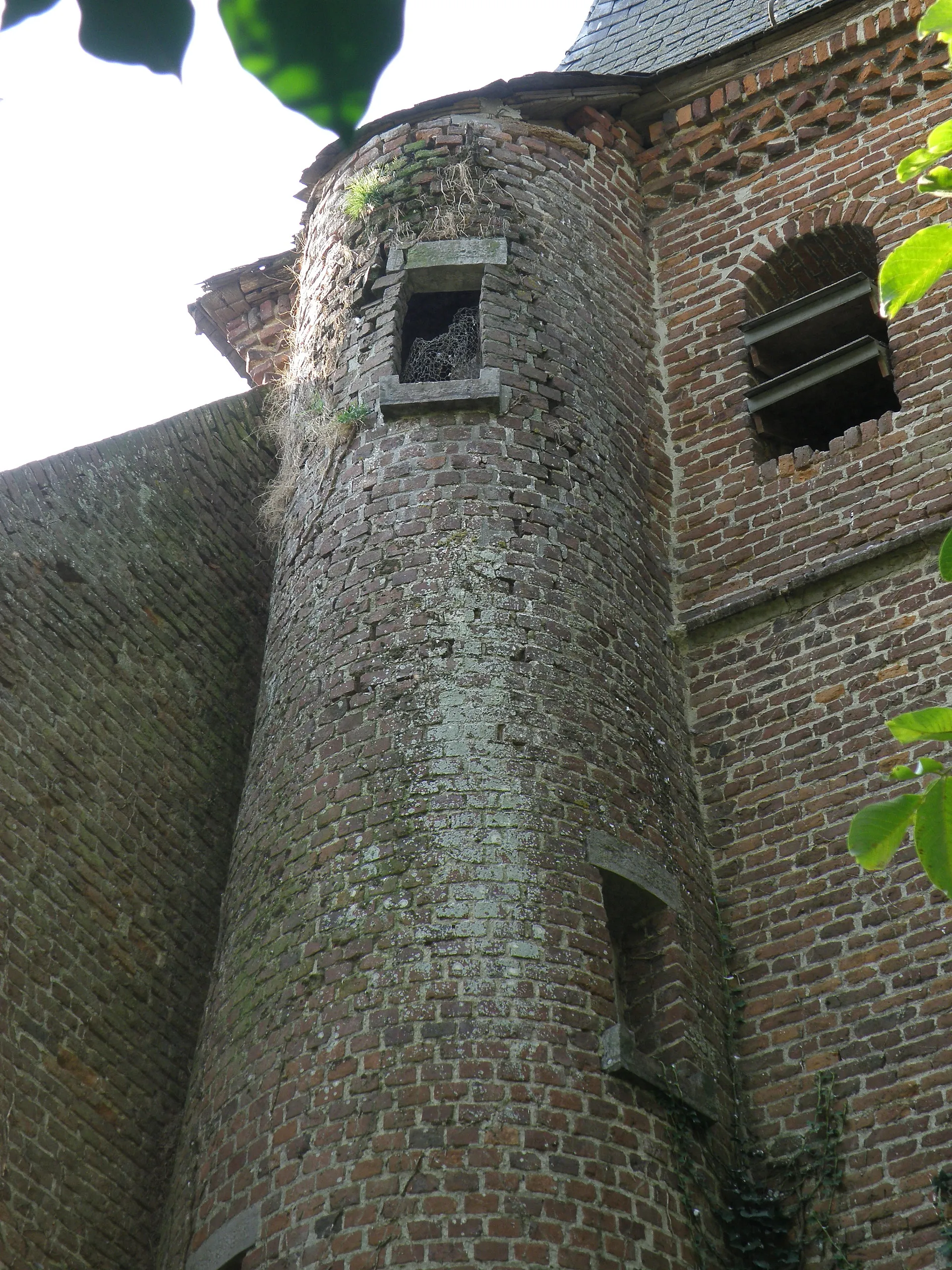 Photo showing: Honnelles (prov. de Hainaut, Belgique). Église Saint-Amand, dans le village d’Angreau. Clocher avec tourelle d'escalier.