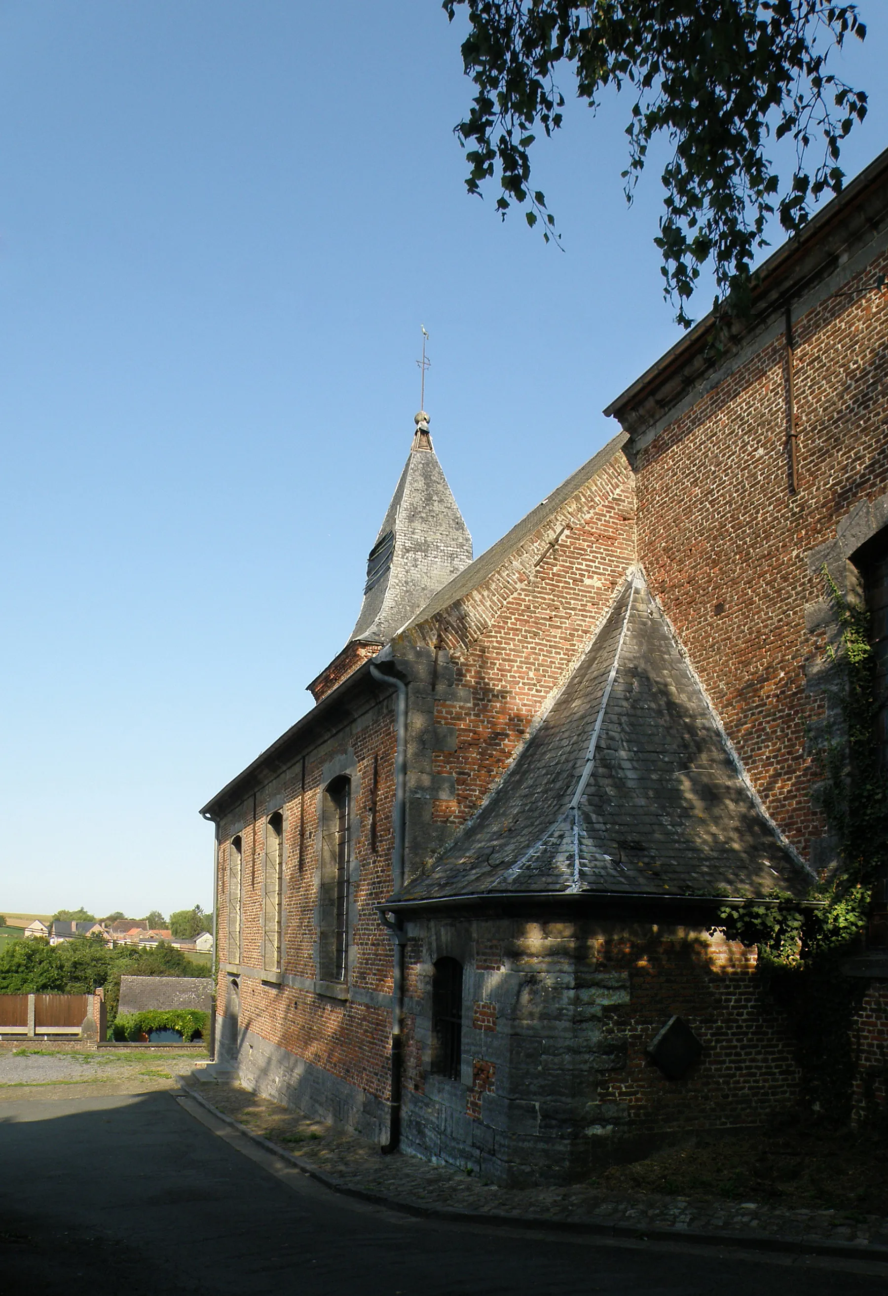 Photo showing: Honnelles (prov. de Hainaut, Belgique). Église Saint-Amand, dans le village d’Angreau. Flanc sud.