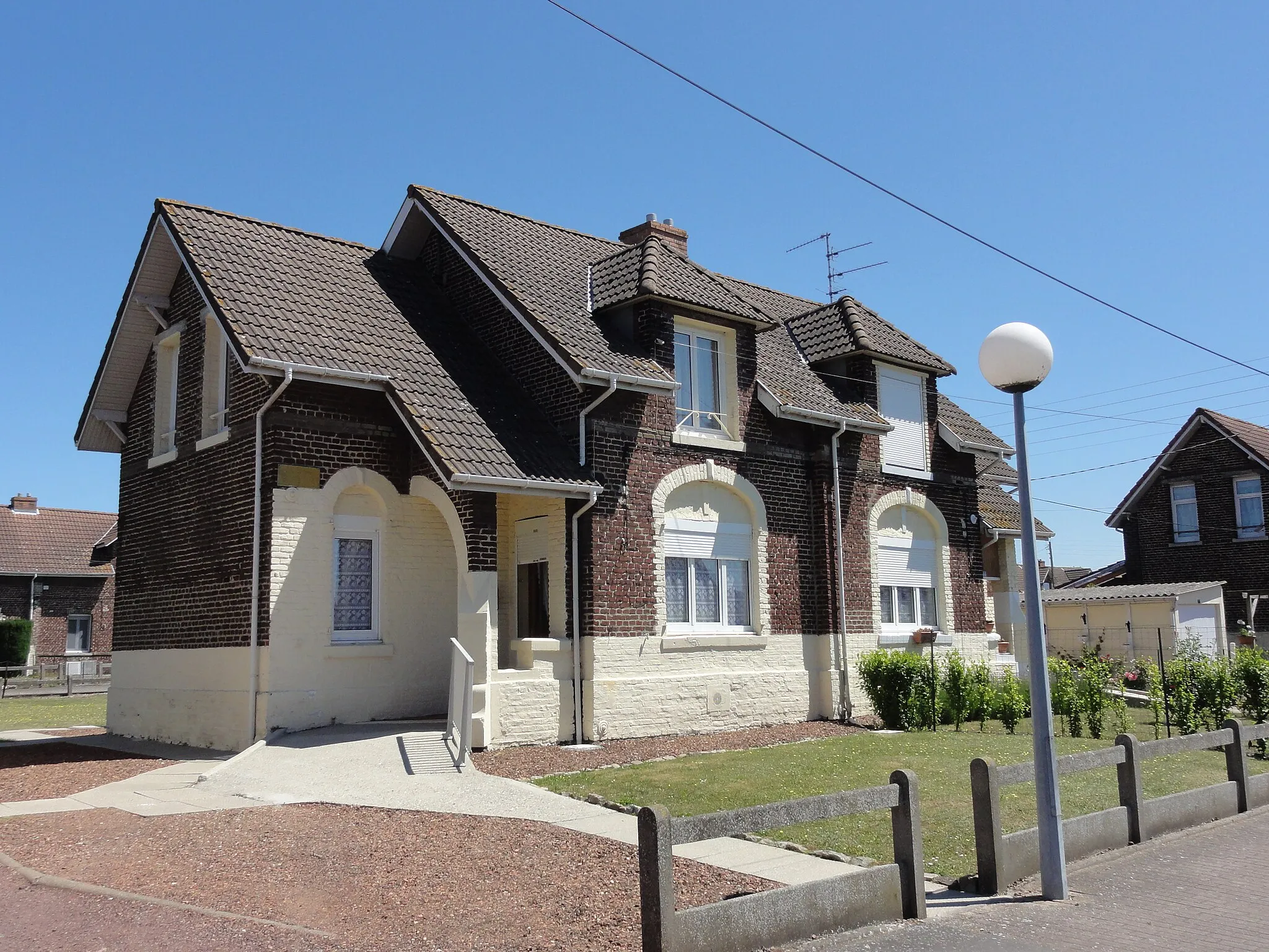 Photo showing: Cité no 5 de Béthune de la fosse no 5 - 5 bis de la Compagnie des mines de Béthune dans le bassin minier du Nord-Pas-de-Calais, Grenay et Loos-en-Gohelle, Pas-de-Calais, Nord-Pas-de-Calais, France. La cité no 5 de Béthune est en partie inscrite sur la liste du patrimoine mondial par l'Unesco le 30 juin 2012 et y constitue en partie le site no 84.