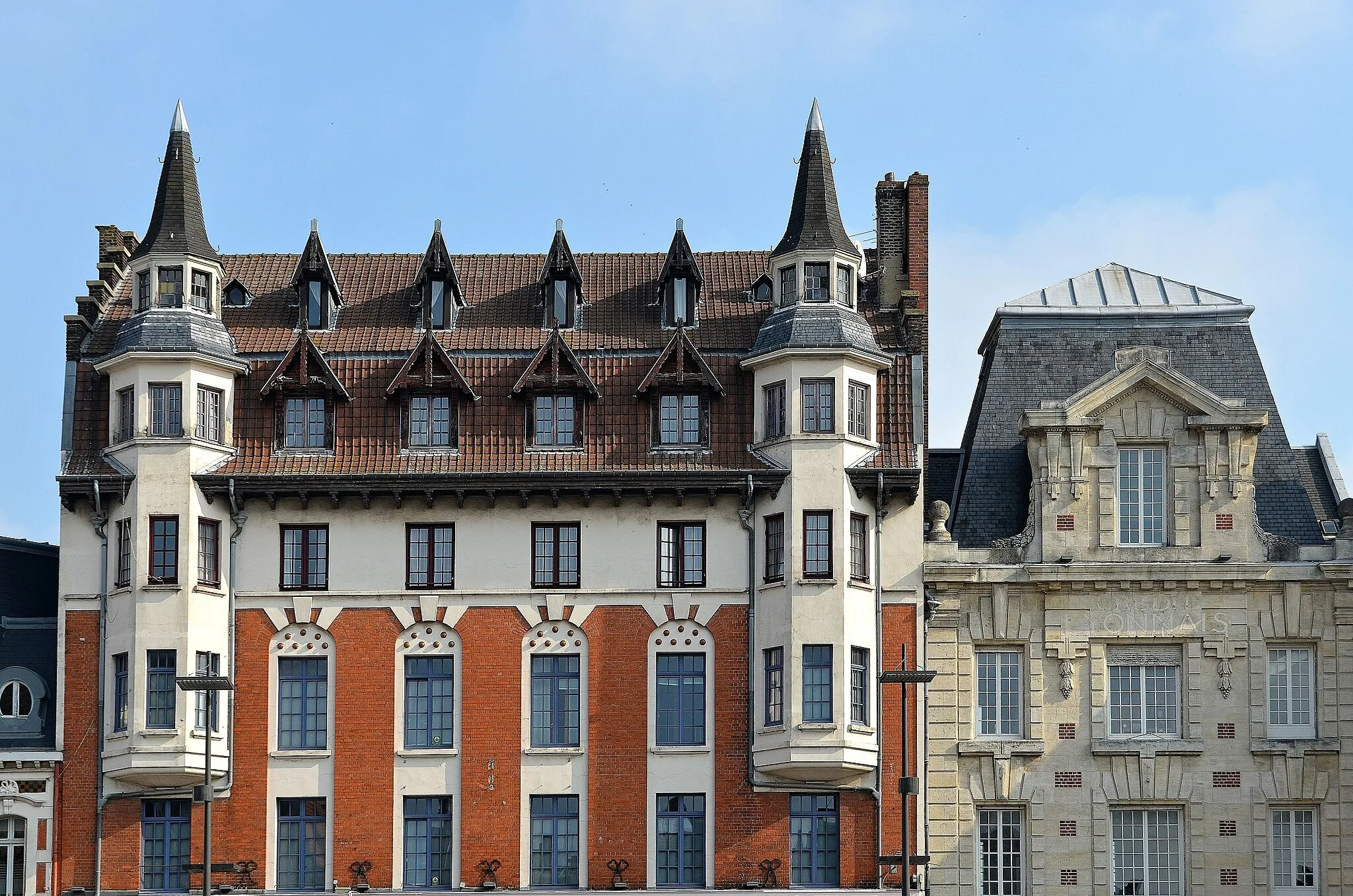 Photo showing: Béthune (Pas-de-Calais) - Grand-Place.
.
La Grand-Place est historiquement la place principale de la commune. Elle accueillait au Moyen Âge une halle échevinale, qui jouait le même rôle et était située au même emplacement que l’actuel hôtel de ville. La place, détruite durant la Première Guerre mondiale à l'exception du beffroi, a été reconstruite entre 1920 et 1927 par un groupe d’architectes dirigé par Louis Marie Cordonnier, dans le goût de l’après-guerre ; l’architecture éclectique se mêle au néo-régionalisme et à l’Art déco..

fr.wikipedia.org/wiki/B%C3%A9thune