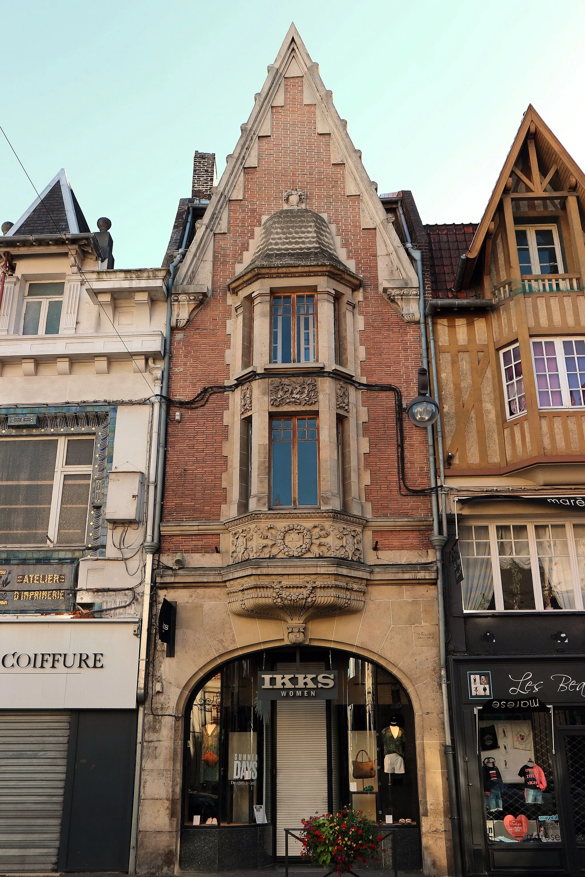 Photo showing: Béthune (France - dép. du Pas-de-Calais) —  Maison d'une travée à pignon droit et bow windows dans la rue d'Arras. Architecte Marcel Gillon