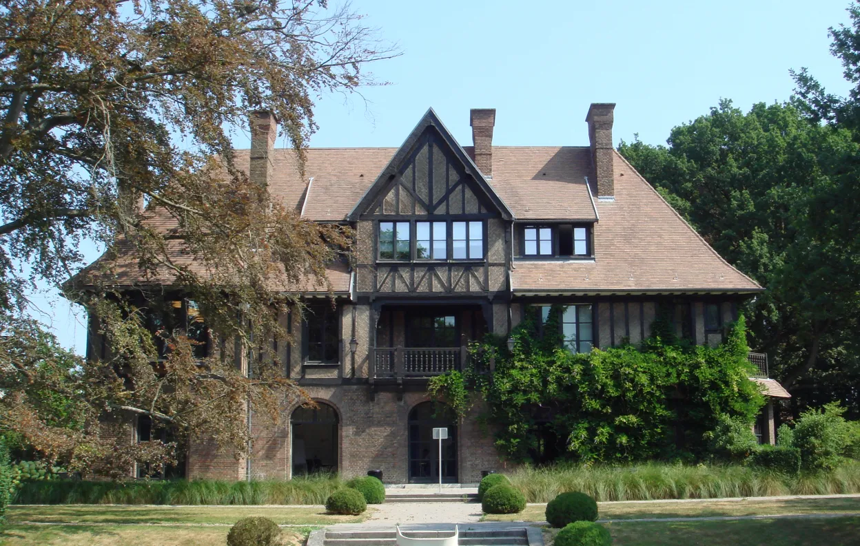 Photo showing: Edhec Business School Manor building