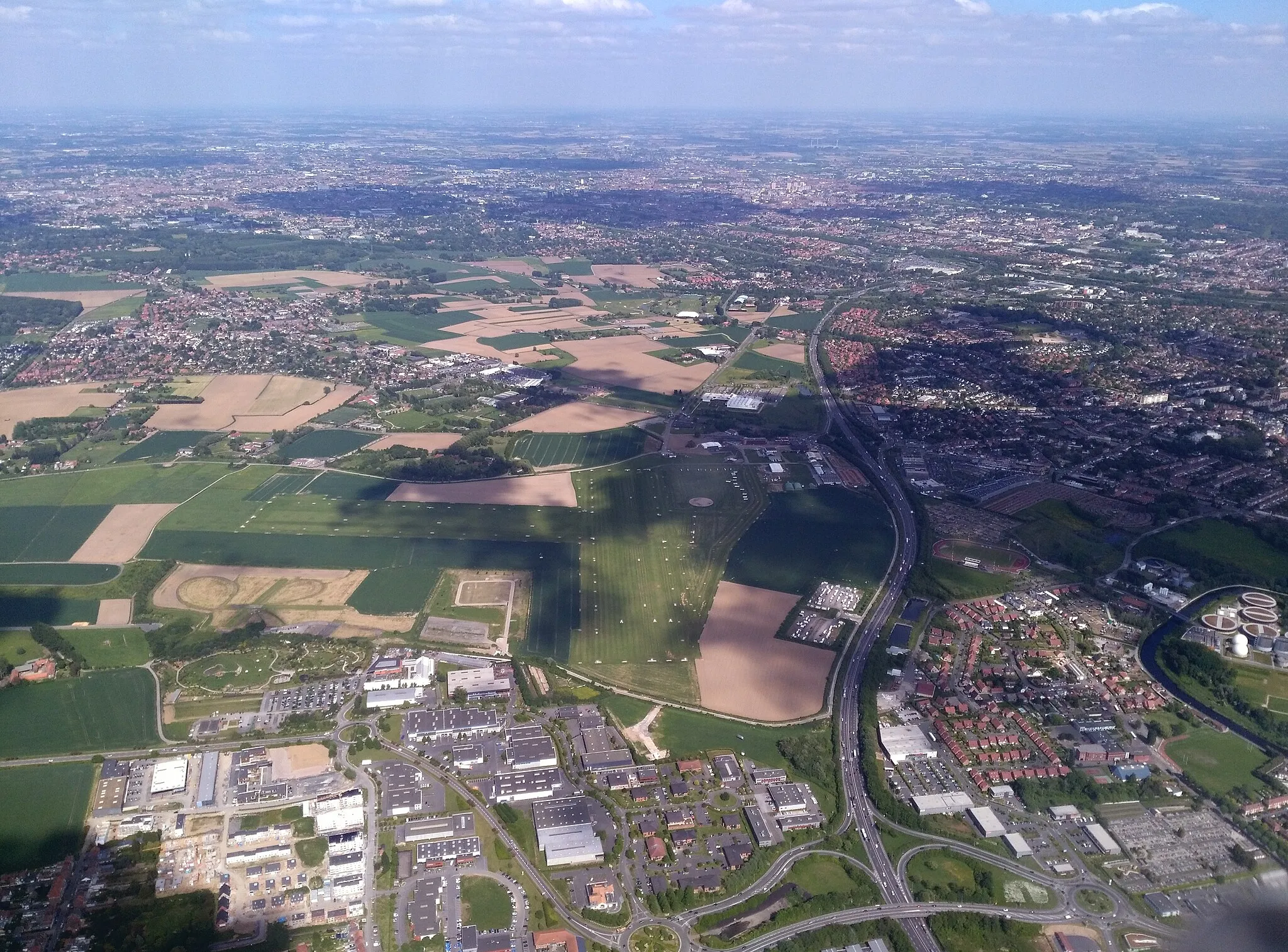 Photo showing: L'aérodrome de Bondues et son environnement urbanisé, vus depuis un planeur.