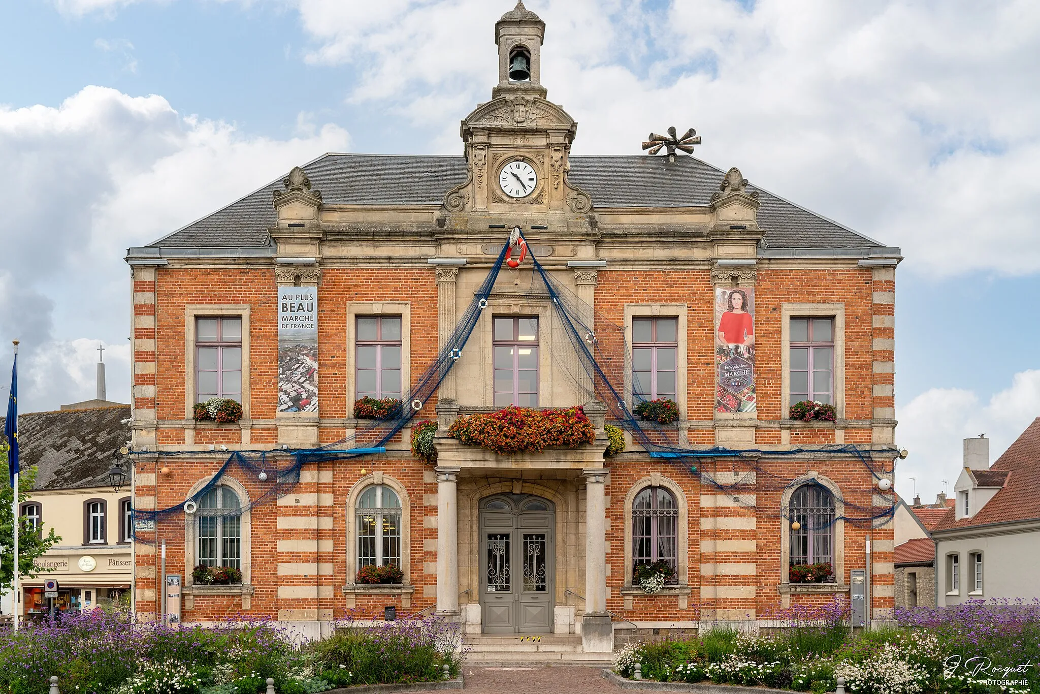 Photo showing: La mairie est siruée place du Général De Gaule