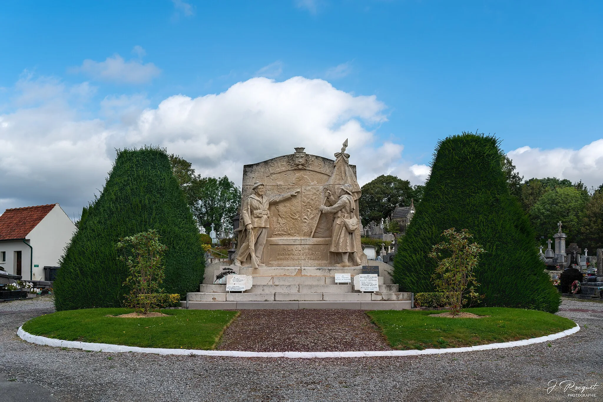 Photo showing: Le monument aux morts d'Étaples est situé dans le cimetière.
