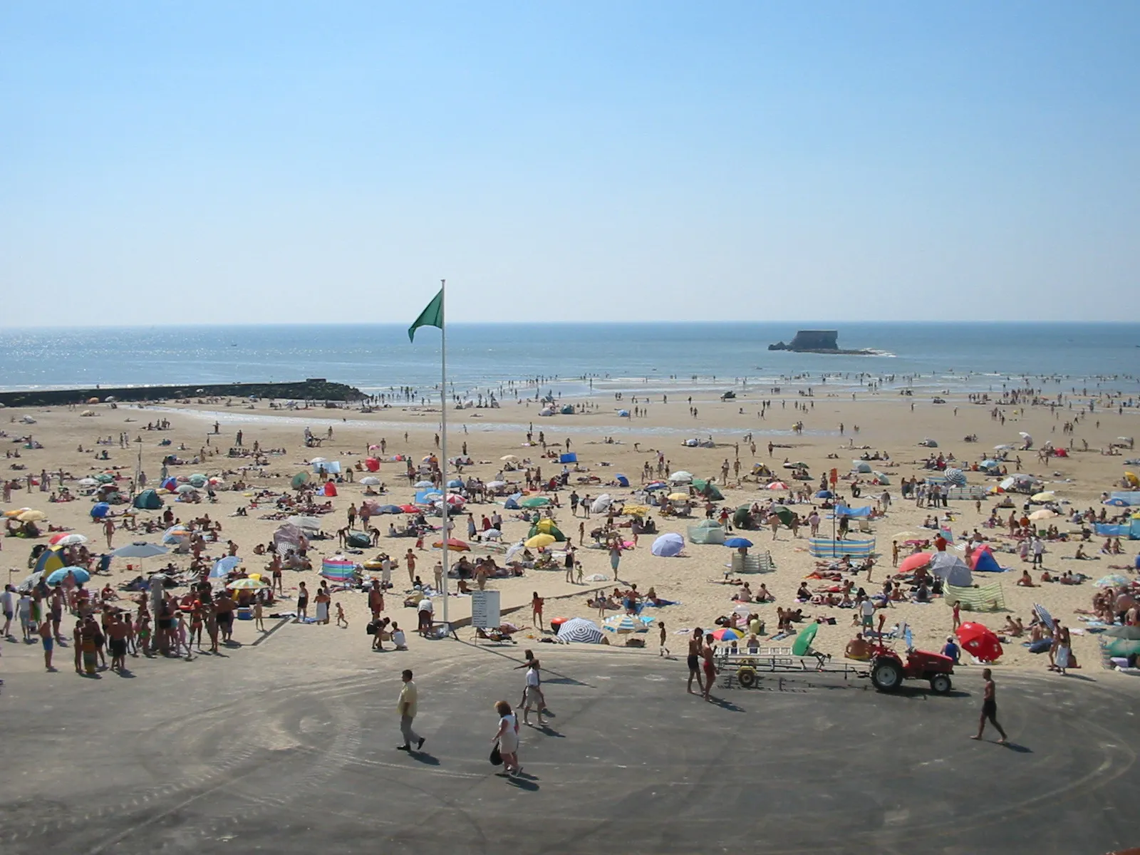 Photo showing: Descente de Plage - Le Portel - L'Epi, à droite, le Fort de l'Heurt en mer