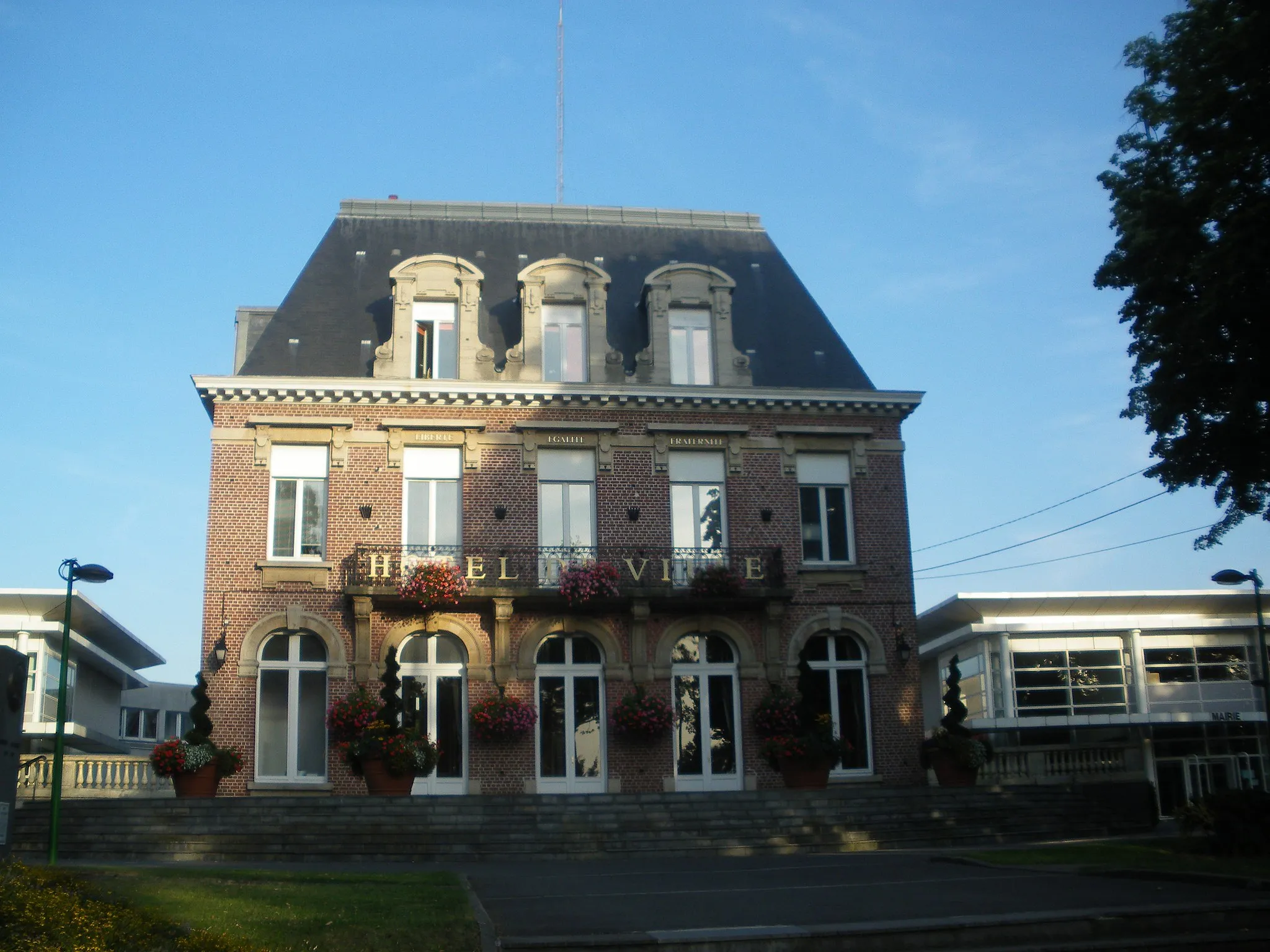 Photo showing: Vue de l'hôtel de ville de Mouvaux dans le département du Nord.