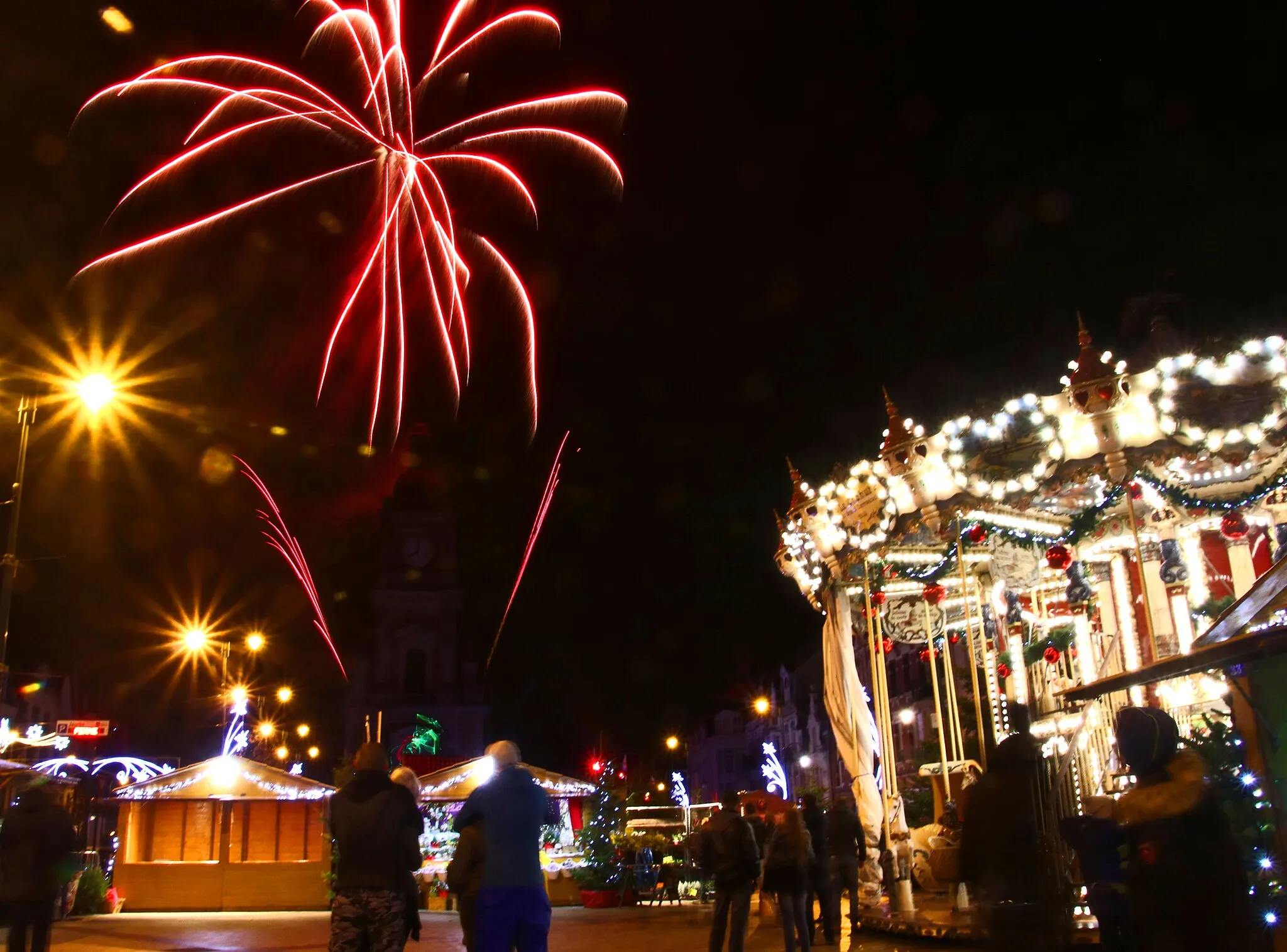 Photo showing: Lens. Feu d'artifice sur la place Jean Janrès.