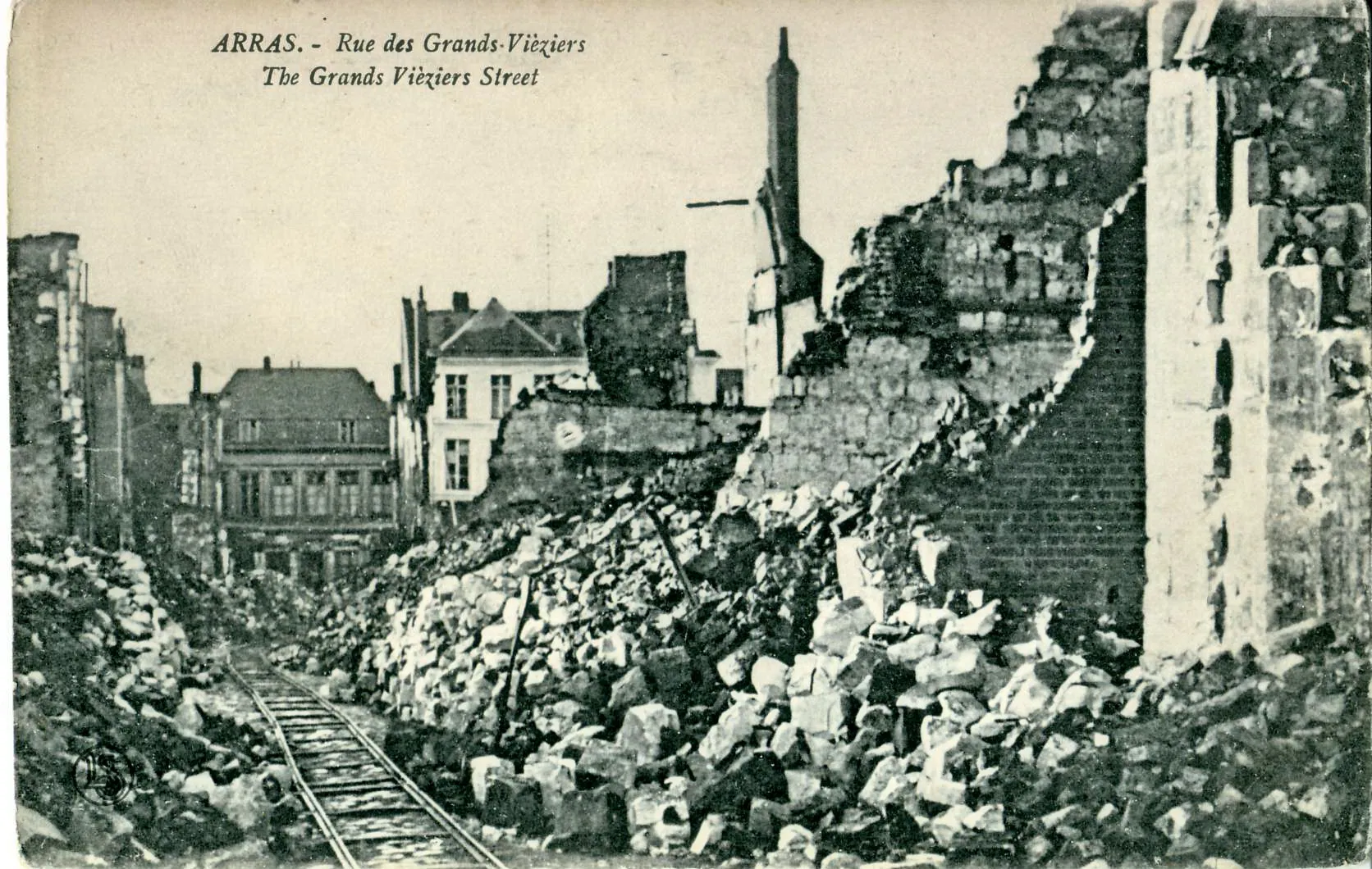 Photo showing: Carte postale ancienne éditée par Laffineur ARRAS : la rue des Grands-Viéziers (démolitions de la Premère guerre mondiale. On distingue une voie ferrée de campagne, type Decauville, pour permettre les déblais