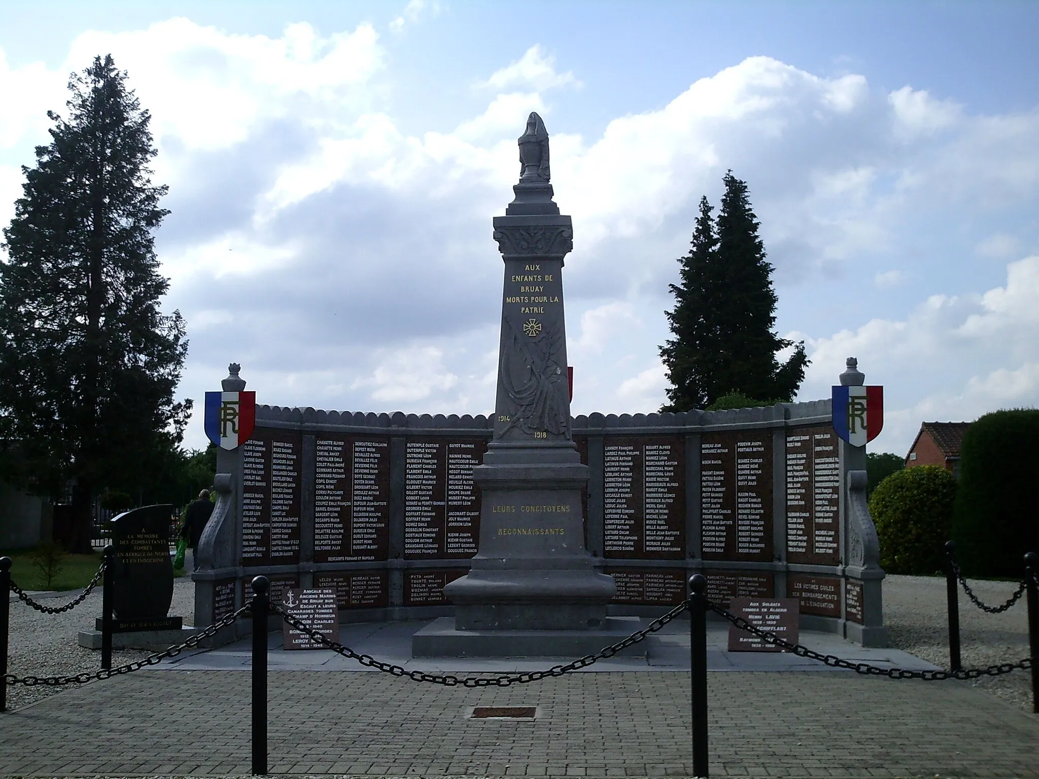 Photo showing: Monument aux morts commune de Bruay sur l'Escaut dans les Hauts de France