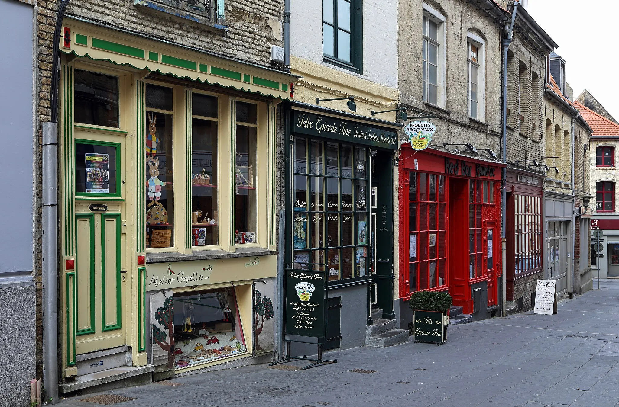 Photo showing: Saint-Omer (département du Pas-de-Calais, France): shop fronts in the rue du Huitième de Ligne